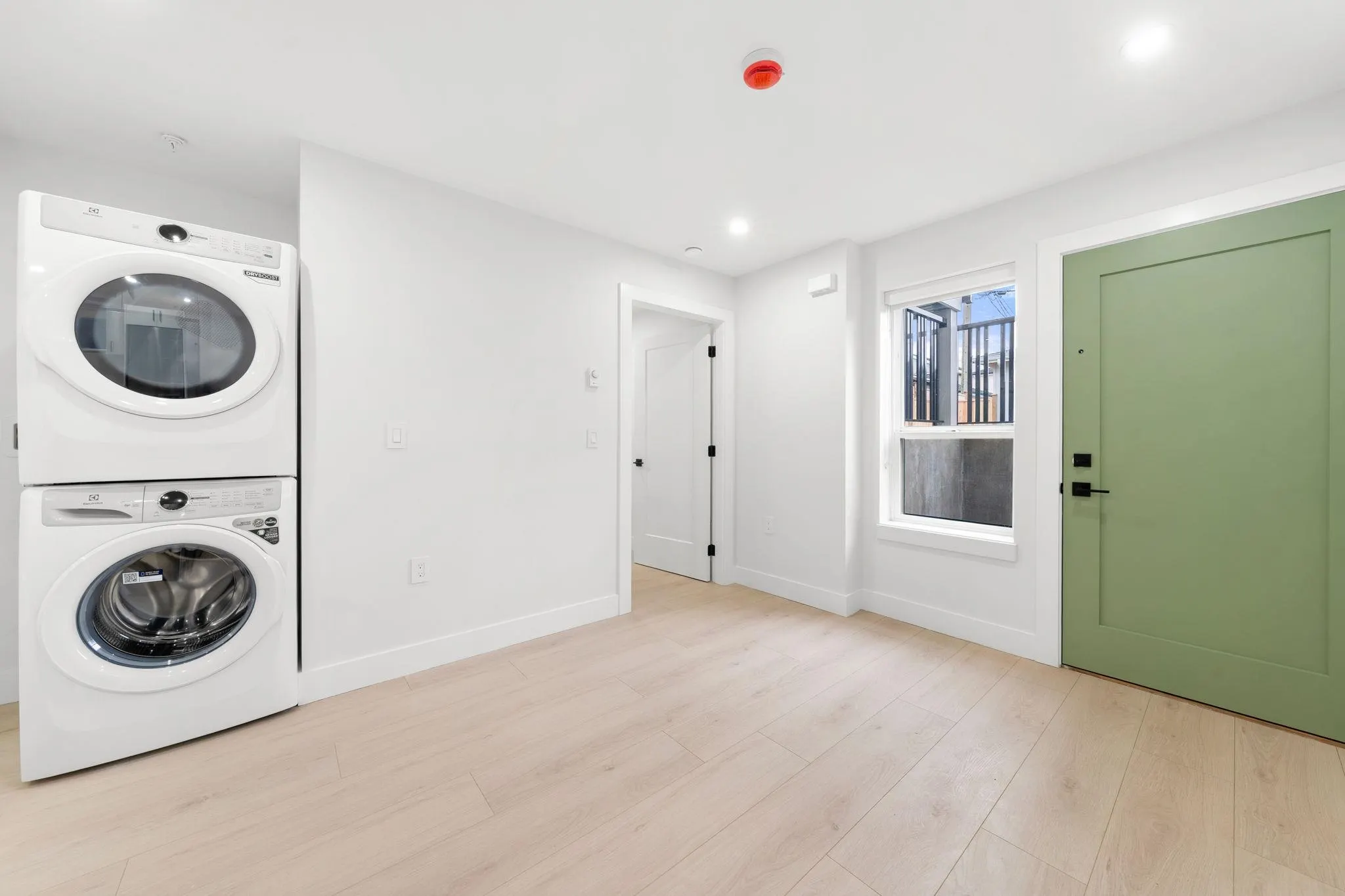 2 3274 E 44th Avenue