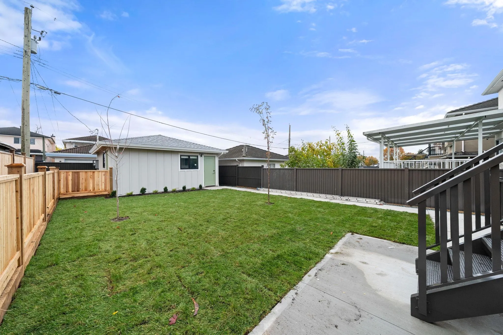 2 3274 E 44th Avenue