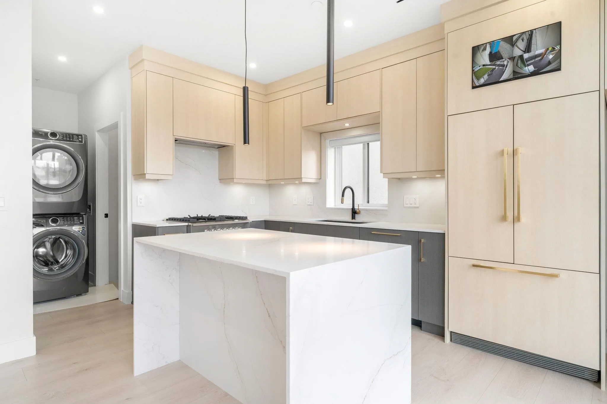 2 3274 E 44th Avenue