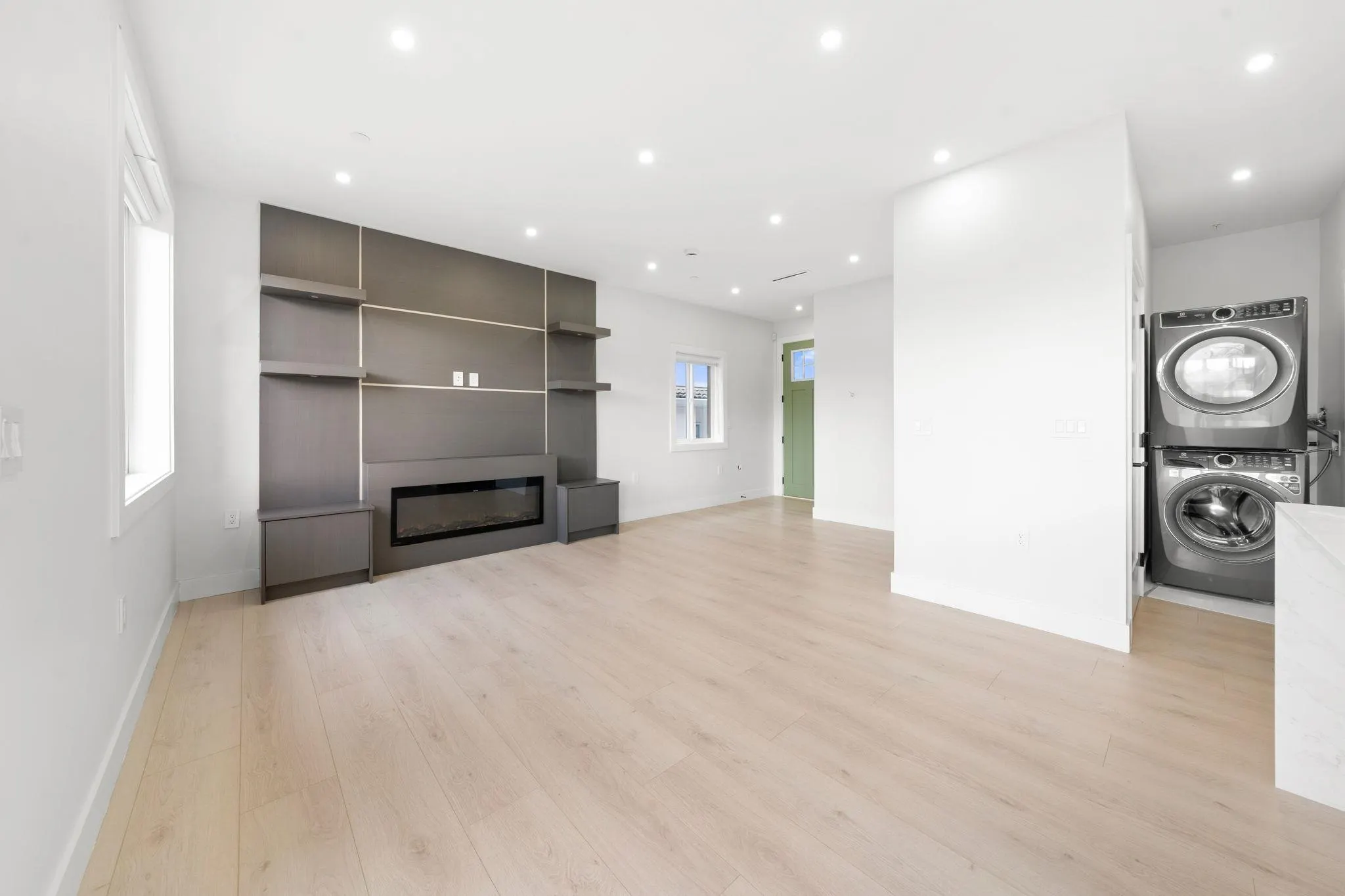 2 3274 E 44th Avenue