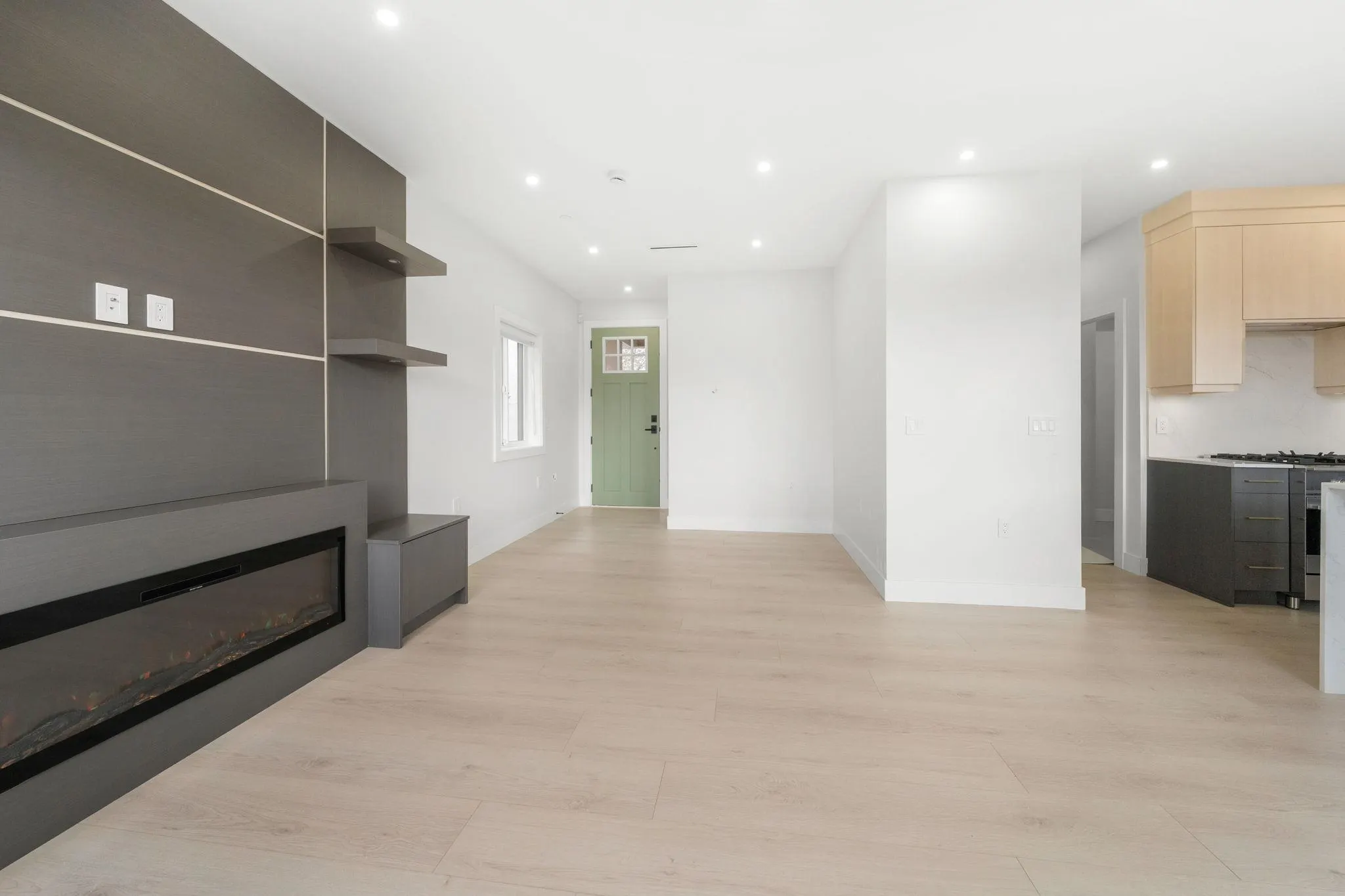 2 3274 E 44th Avenue