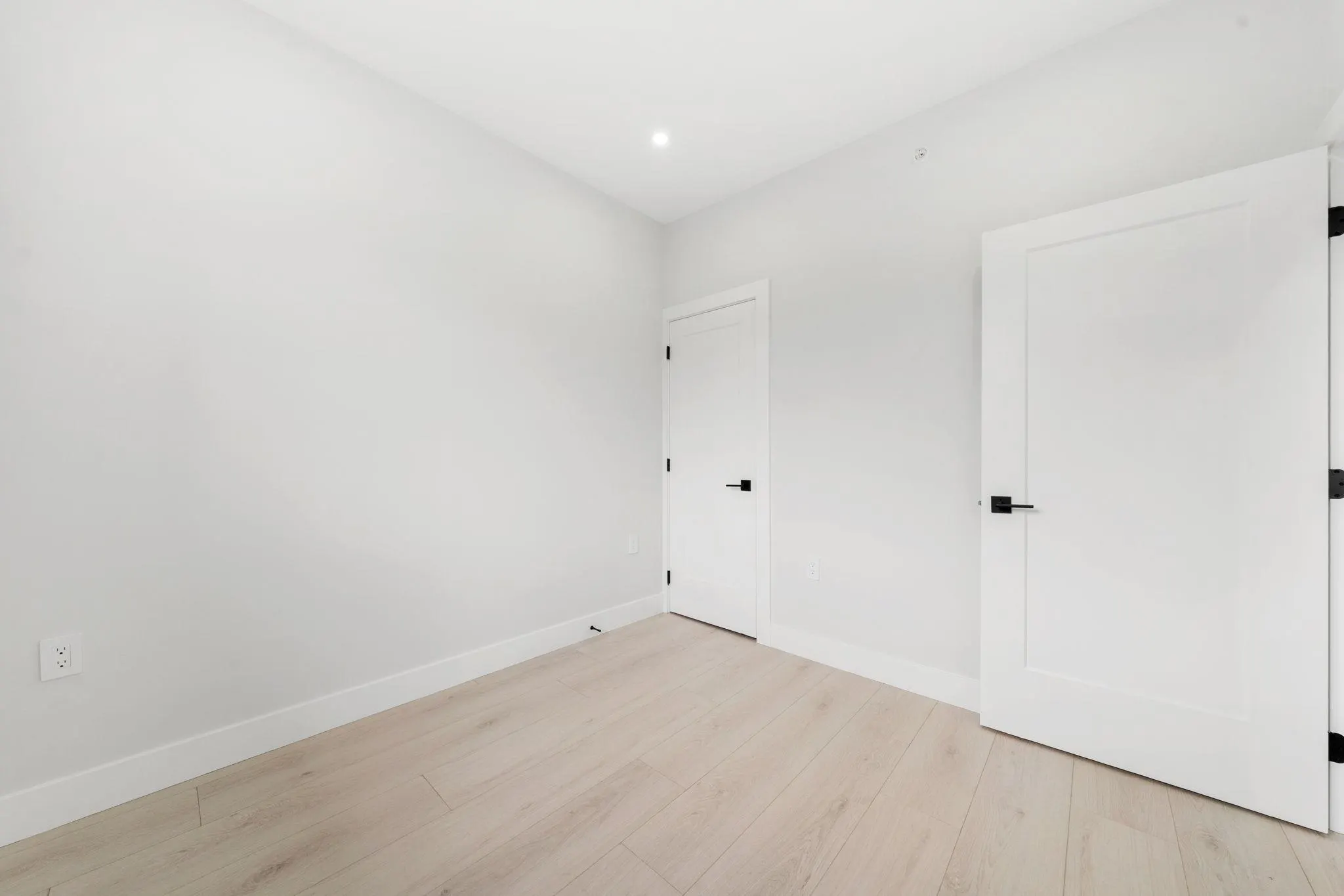 2 3274 E 44th Avenue