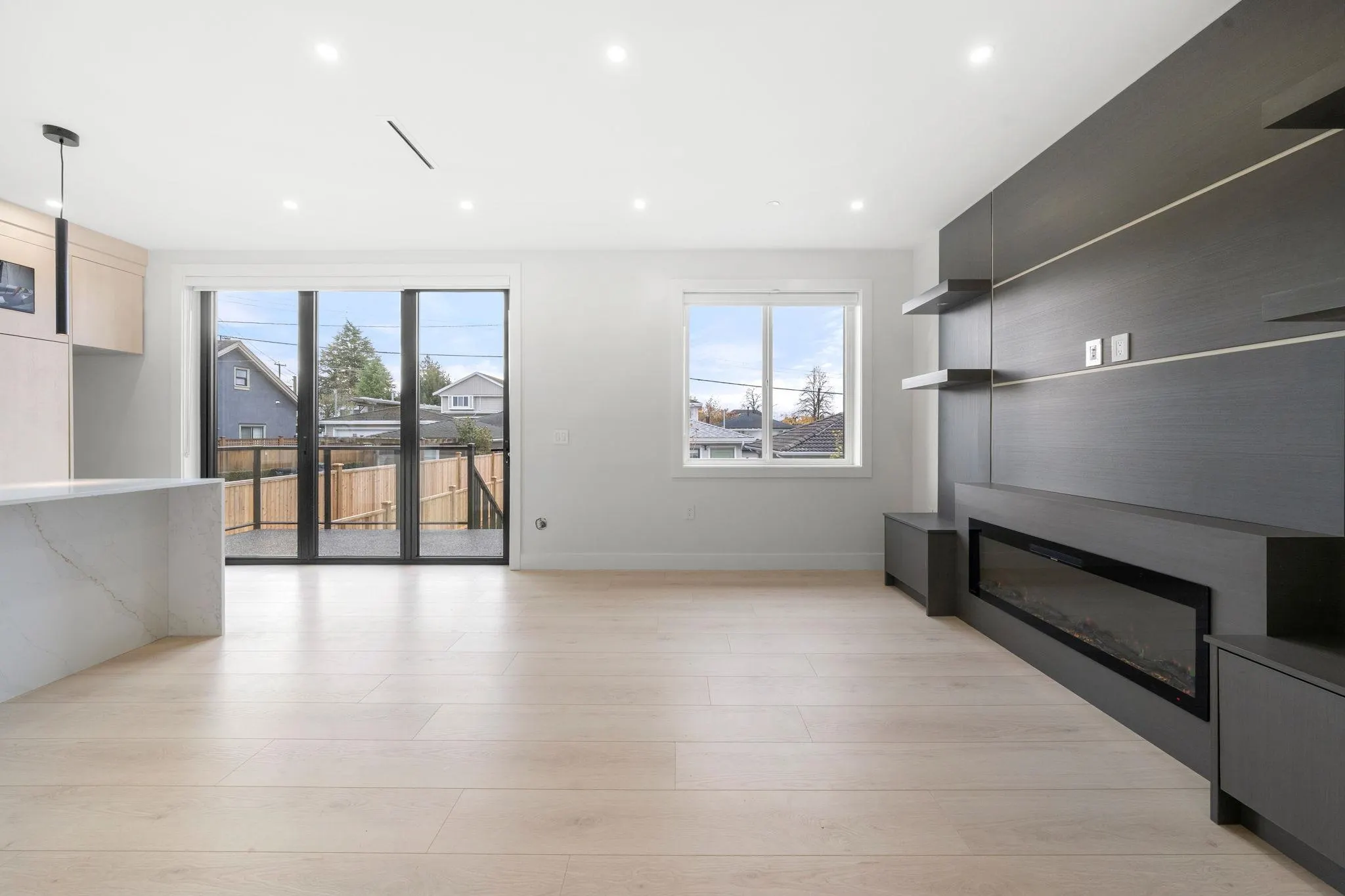 2 3274 E 44th Avenue