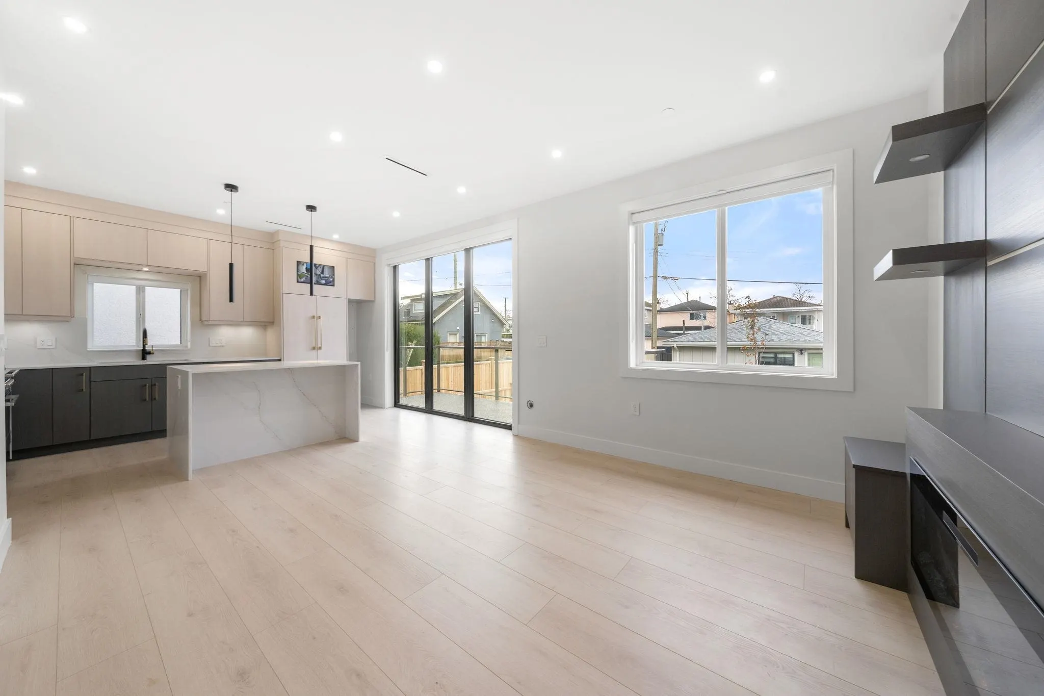 2 3274 E 44th Avenue