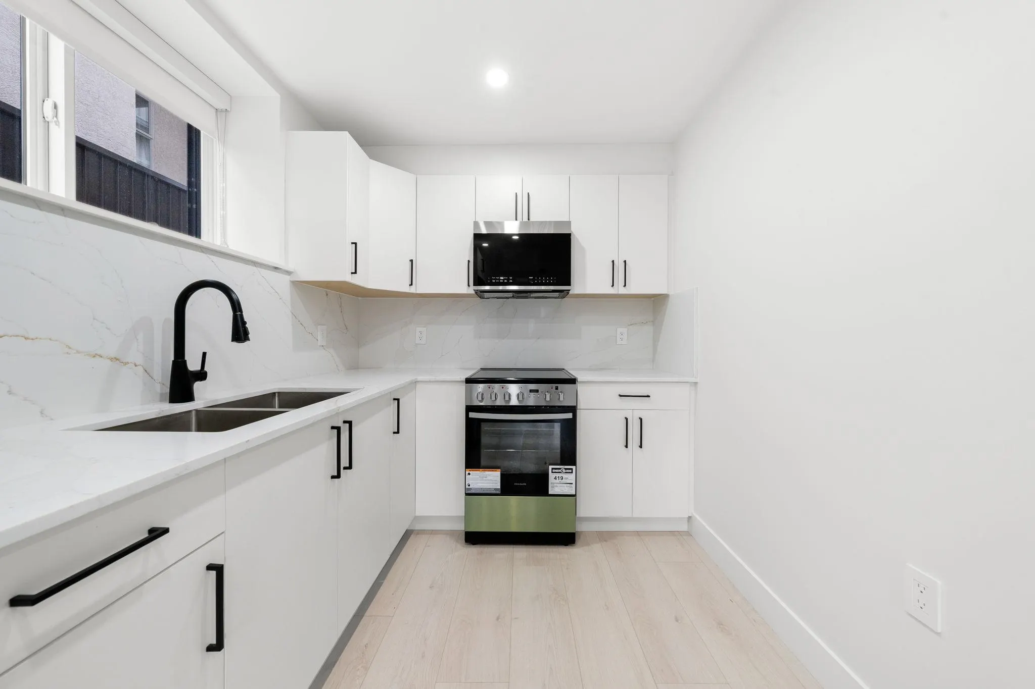 2 3274 E 44th Avenue