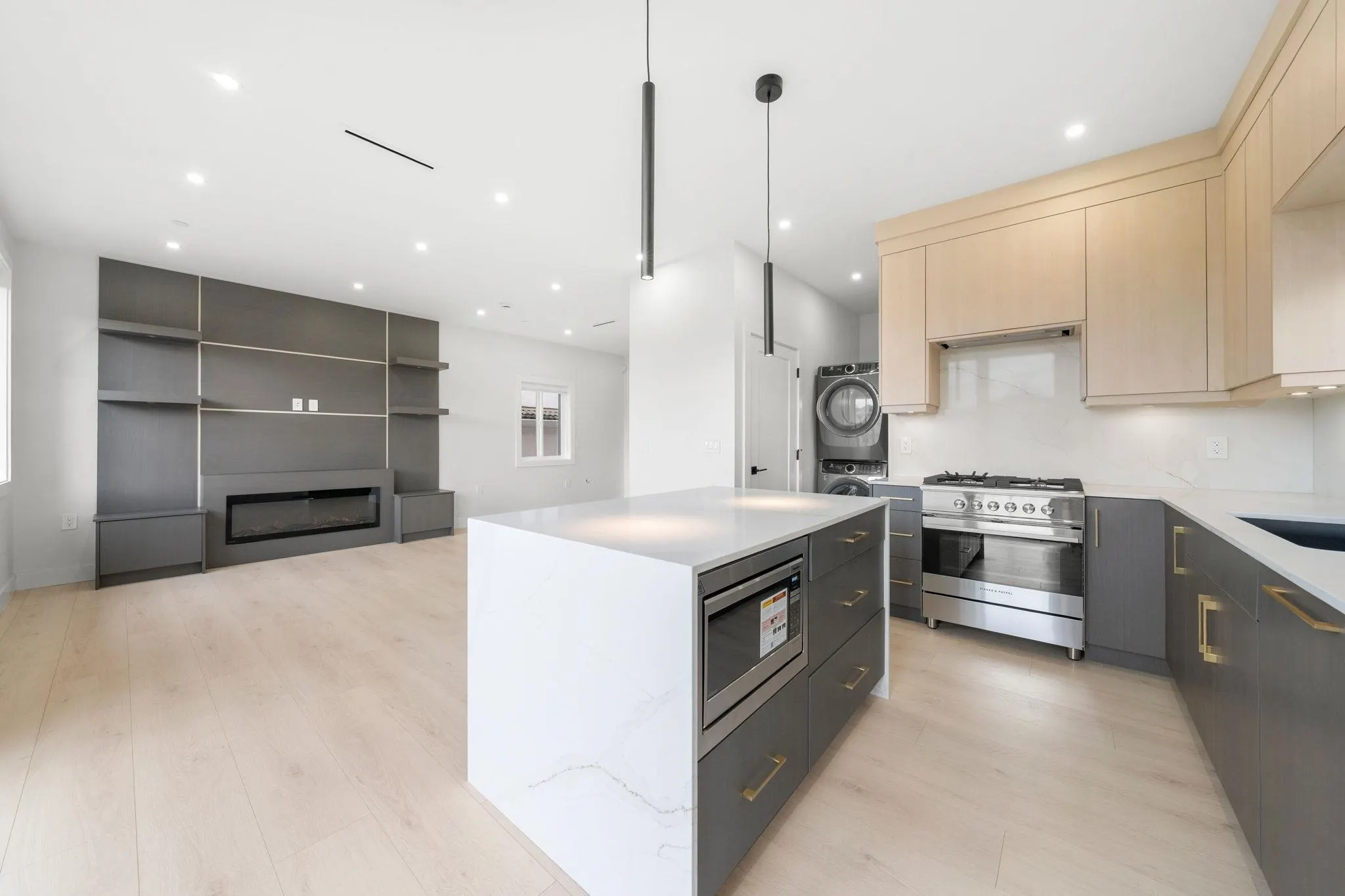 2 3274 E 44th Avenue