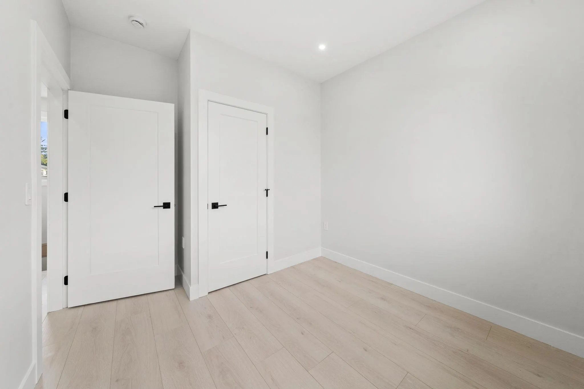 2 3274 E 44th Avenue