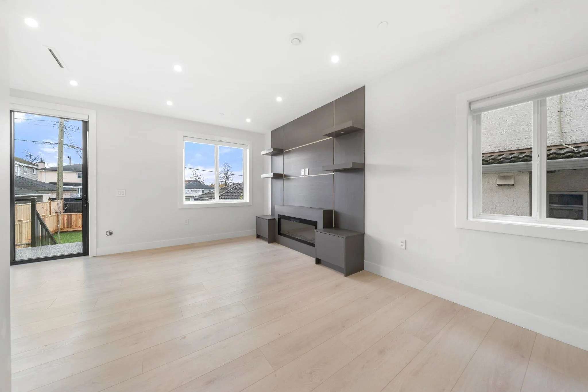 2 3274 E 44th Avenue