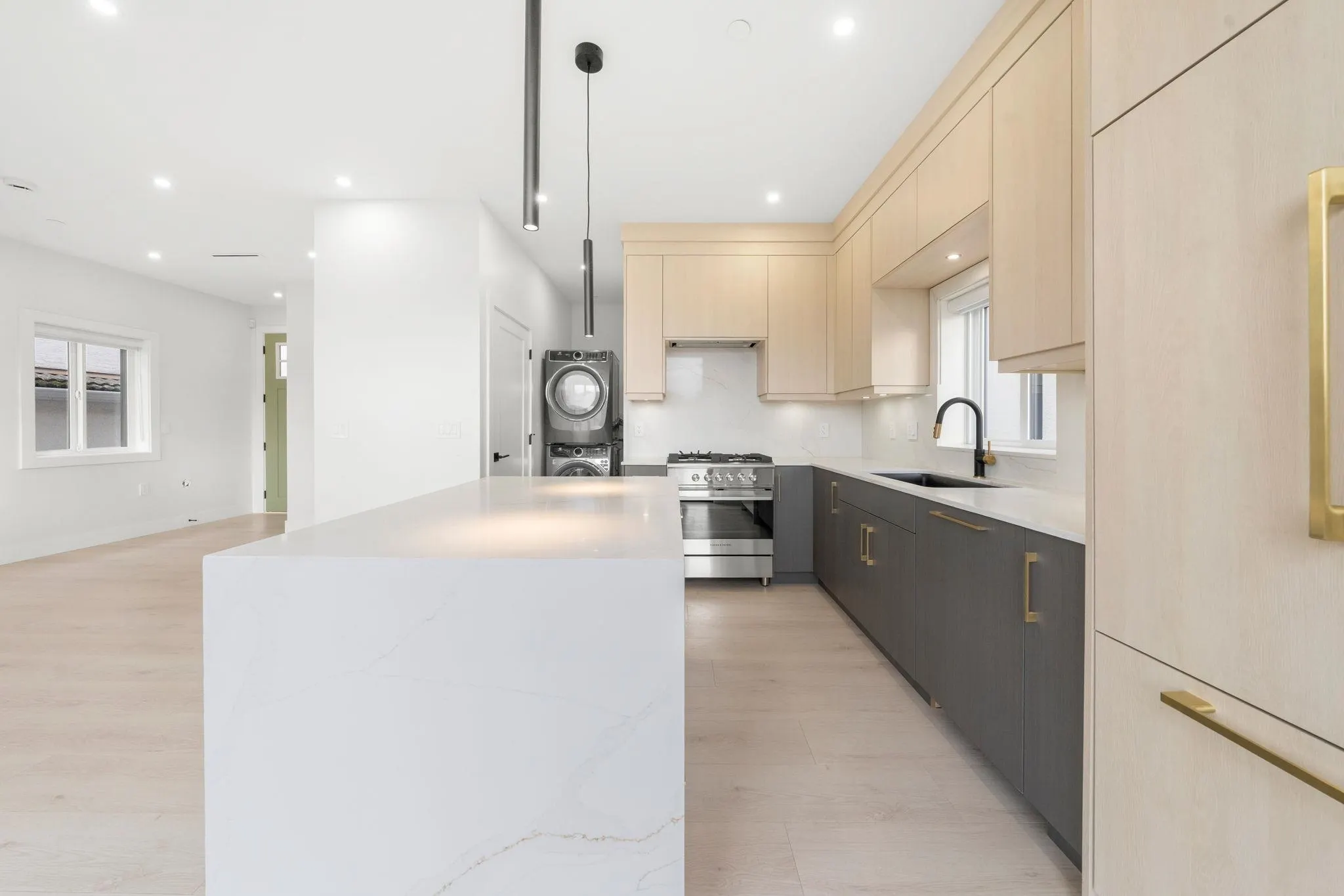 2 3274 E 44th Avenue