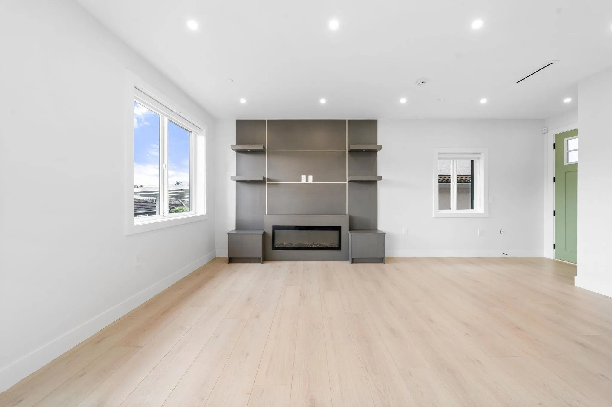 2 3274 E 44th Avenue