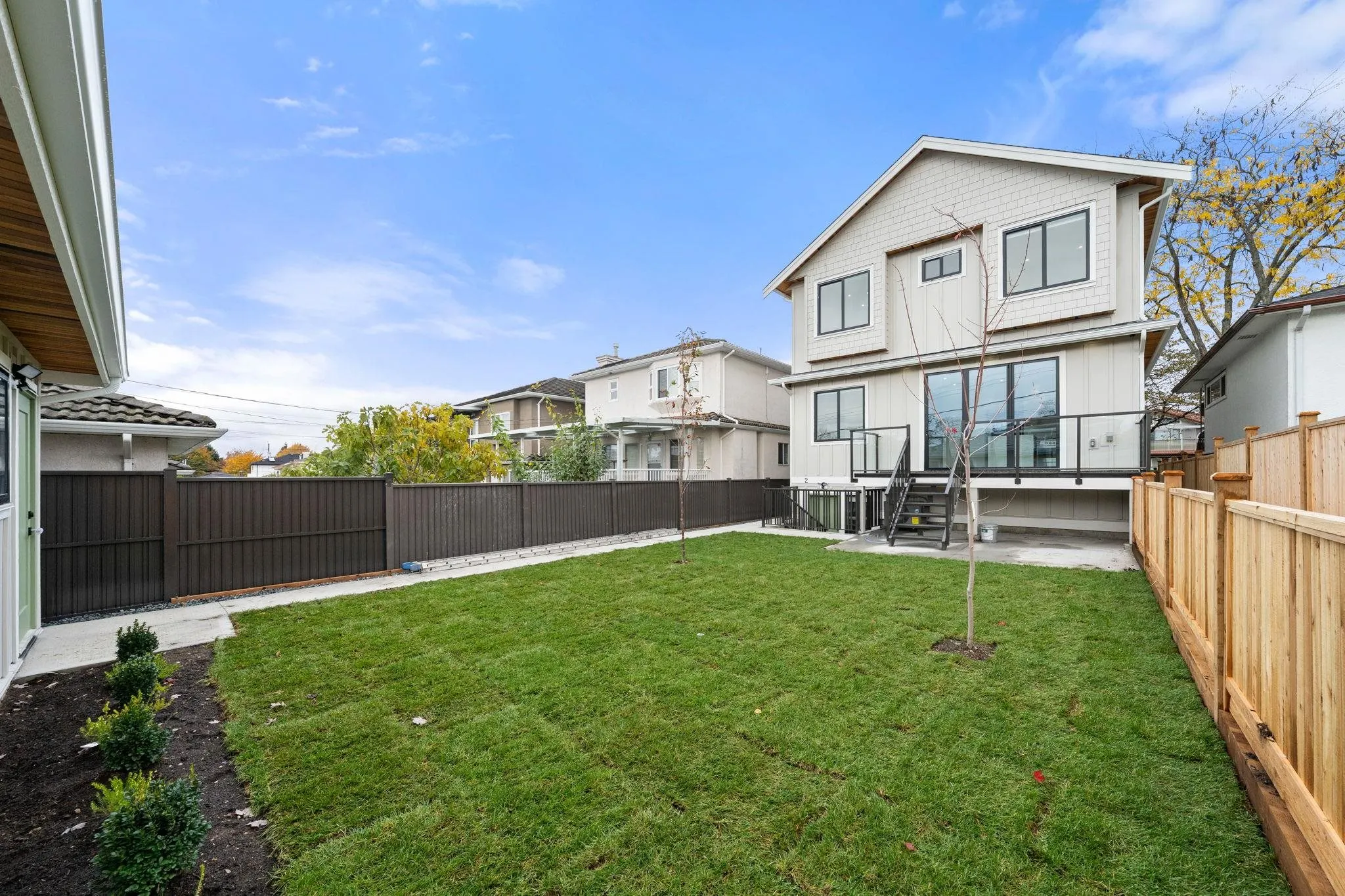 2 3274 E 44th Avenue