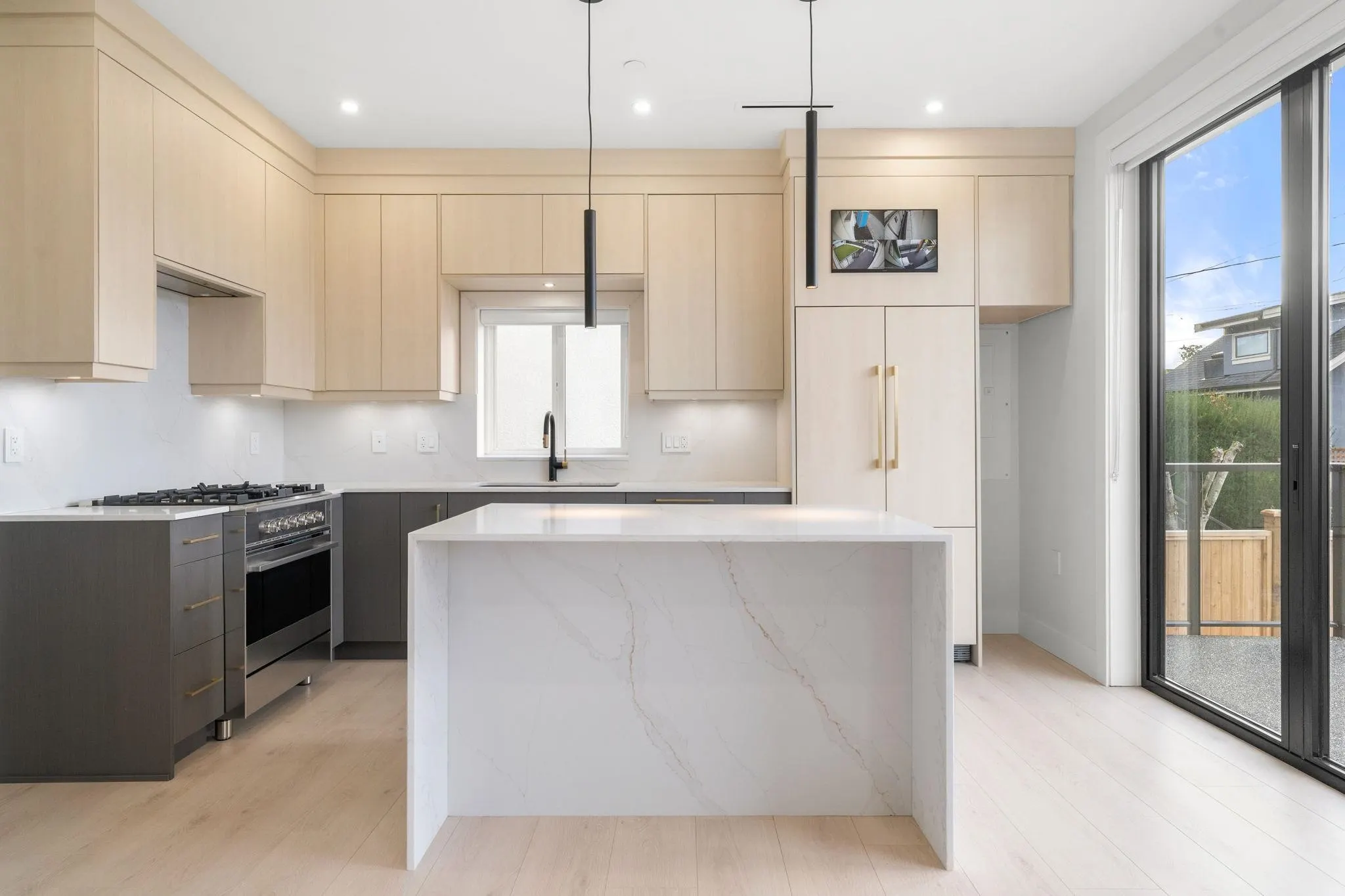 2 3274 E 44th Avenue