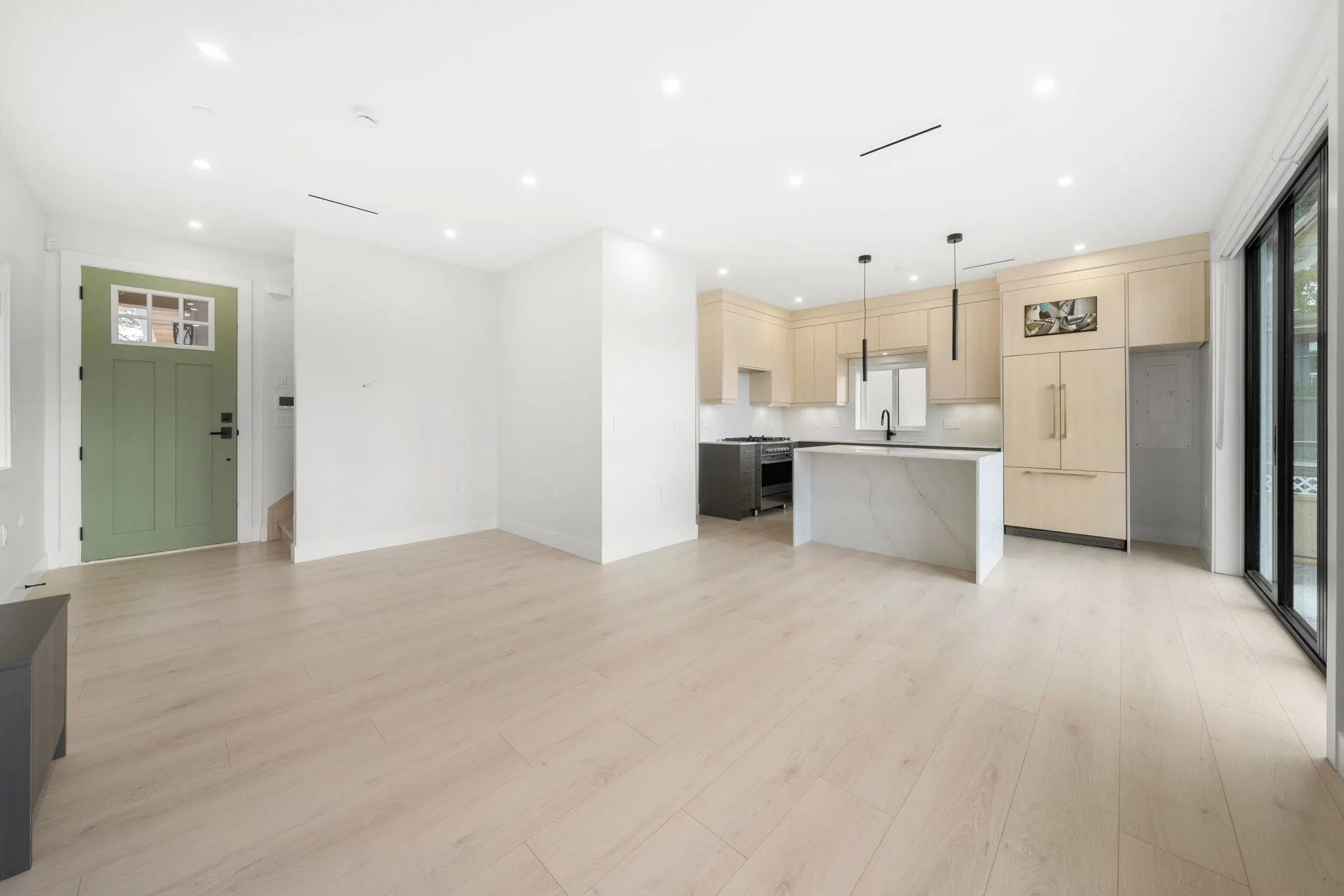 2 3274 E 44th Avenue