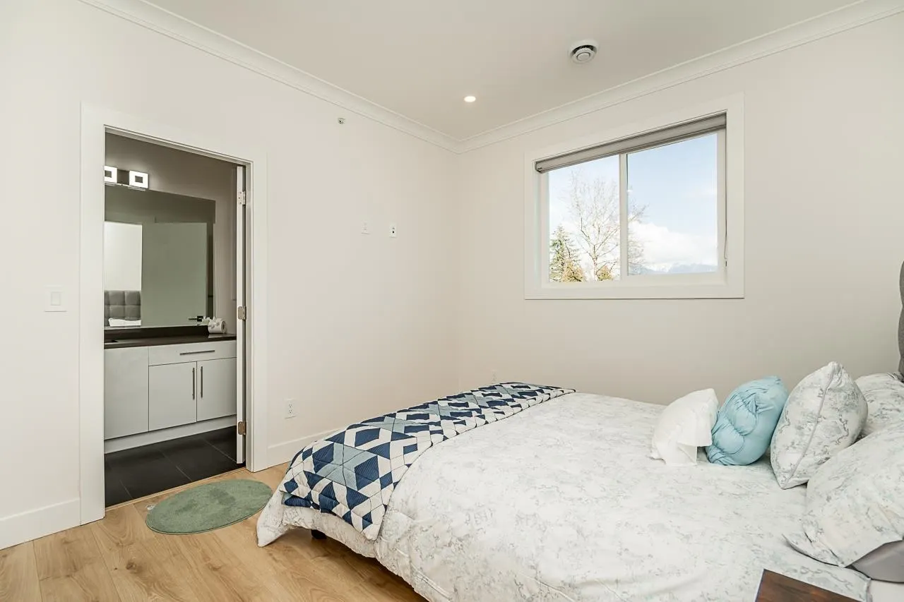 21661 Ridgeway Crescent