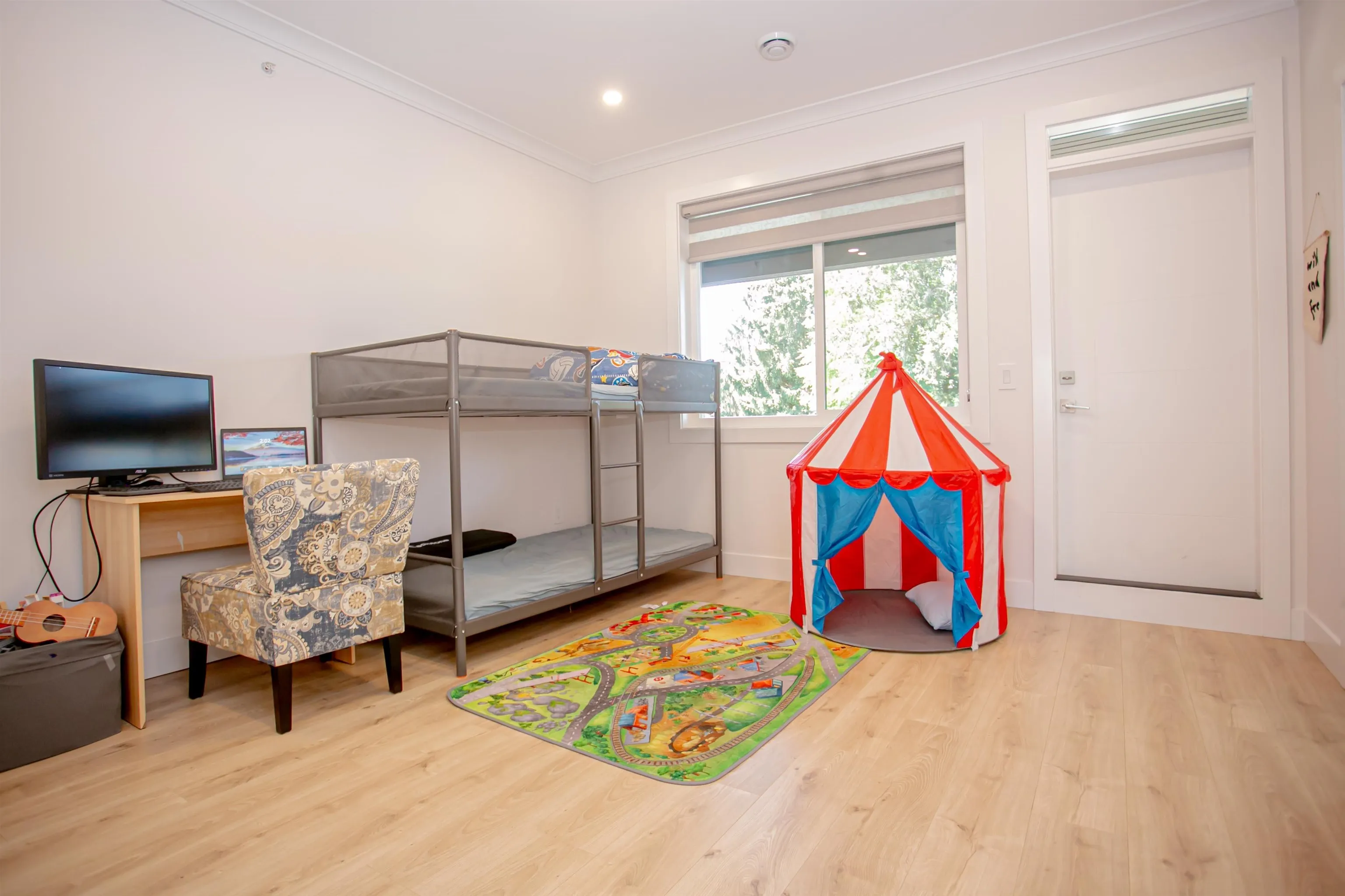 21661 Ridgeway Crescent