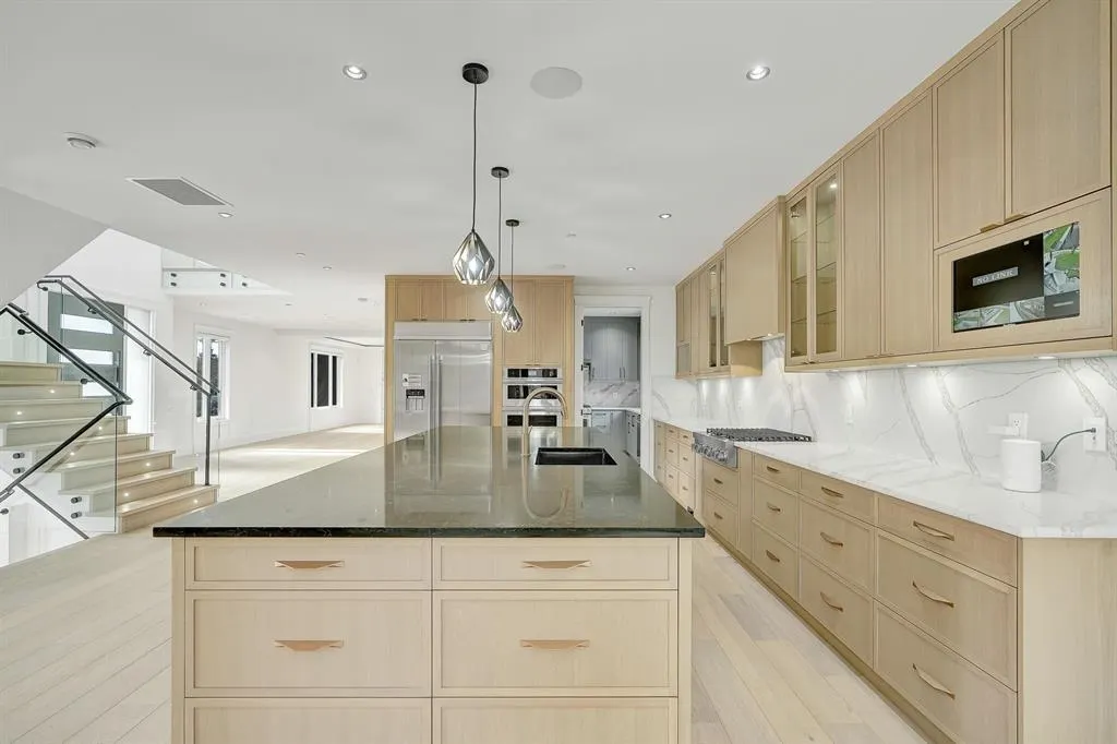 13915 Blackburn Avenue