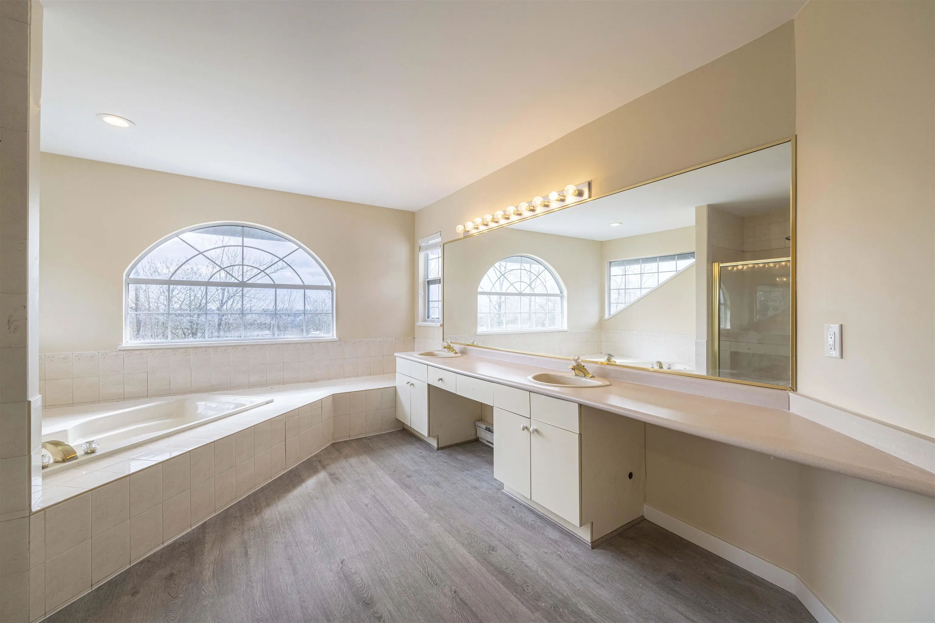 470 Riverview Crescent