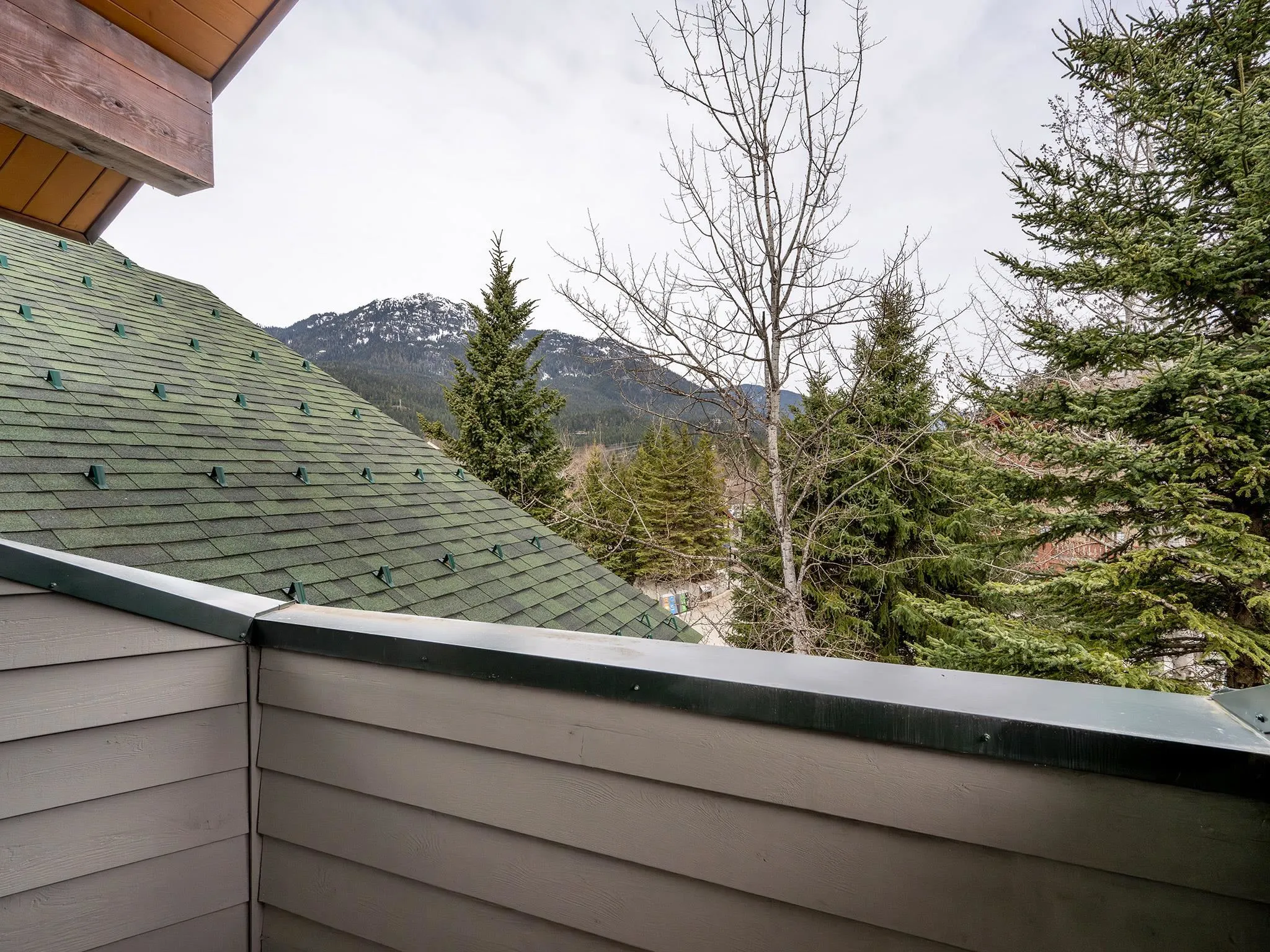 208 2202 Gondola Way