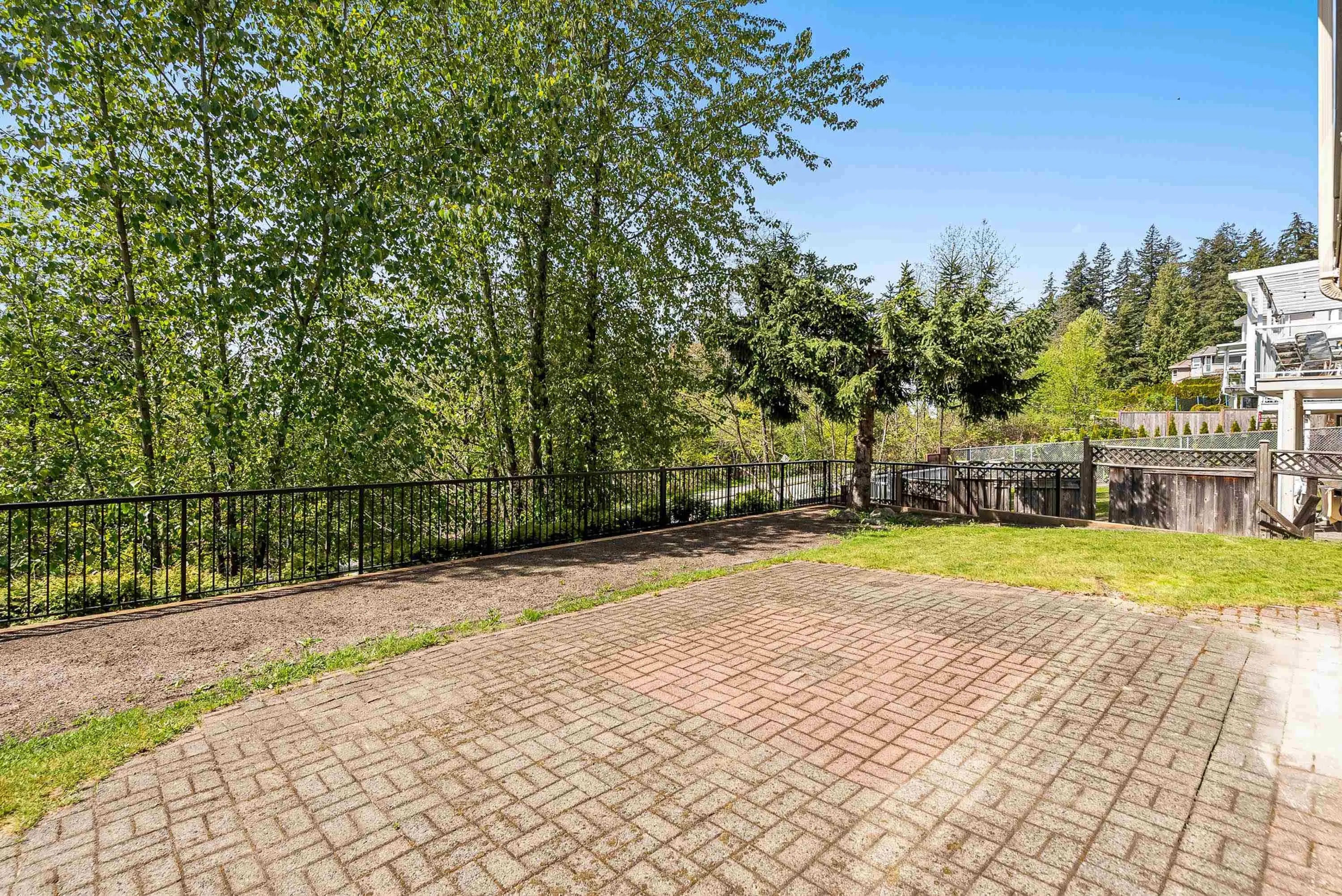 2622 Sandstone Crescent