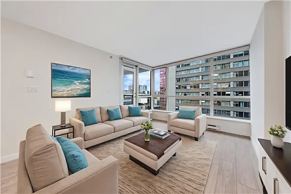 805 1420 W Georgia Street