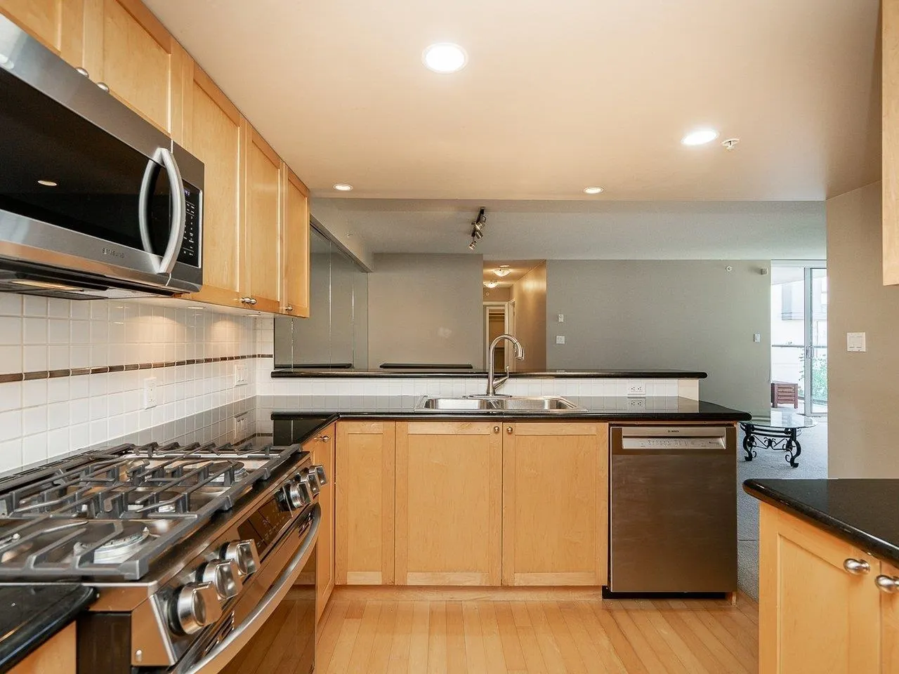 403 1425 W 6th Avenue