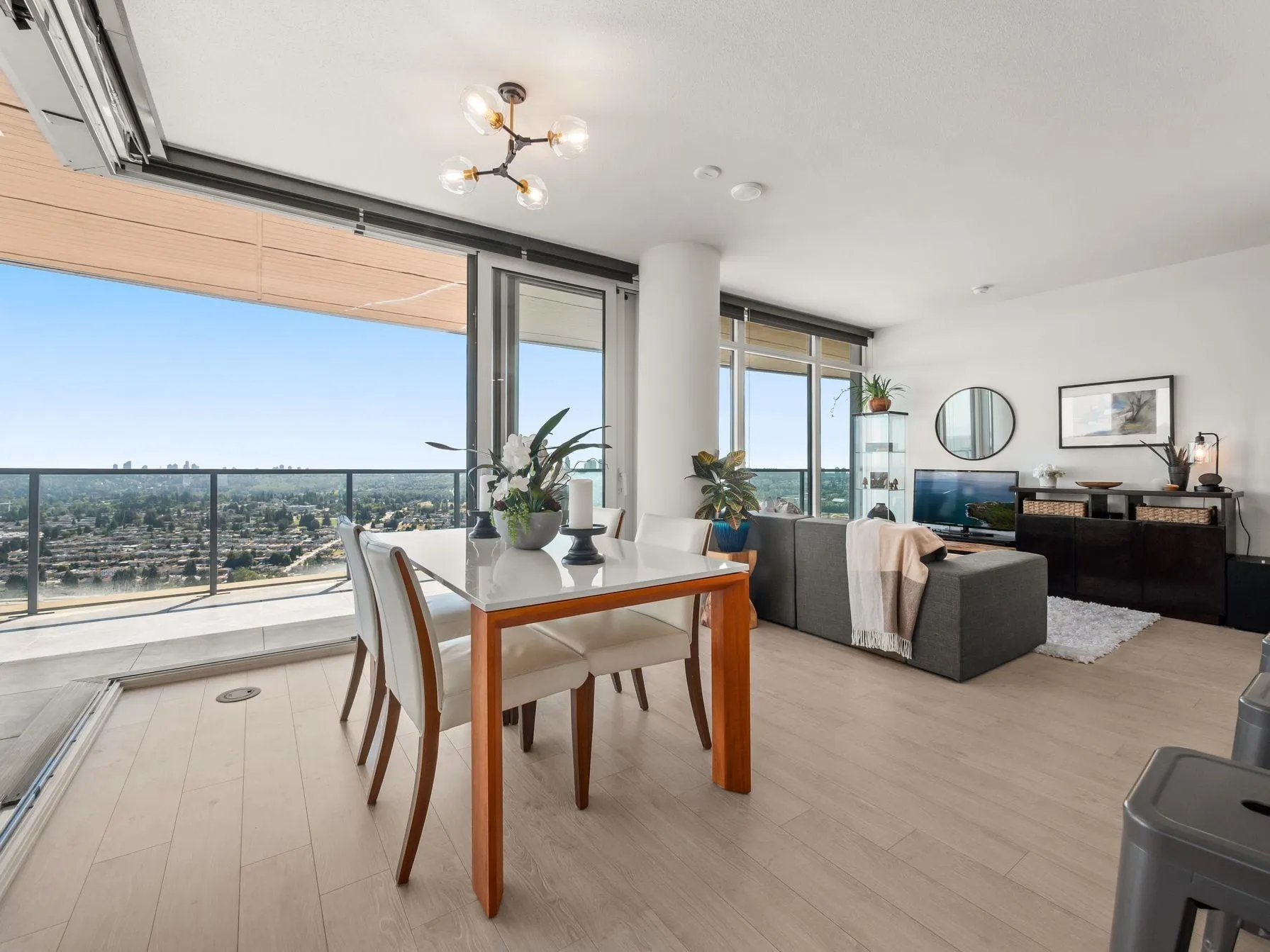 5306 4880 Lougheed Highway