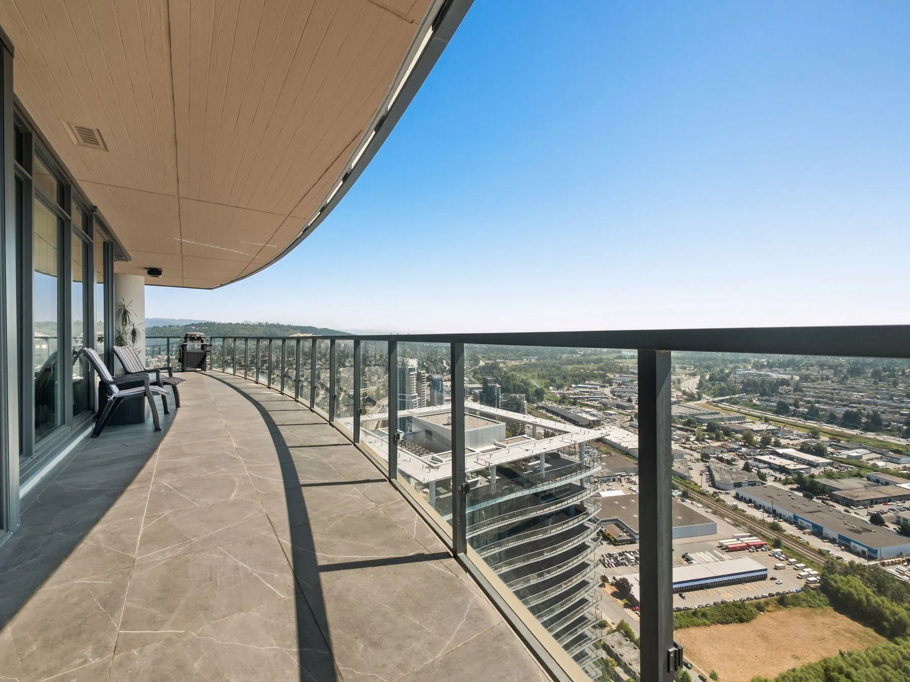 5306 4880 Lougheed Highway