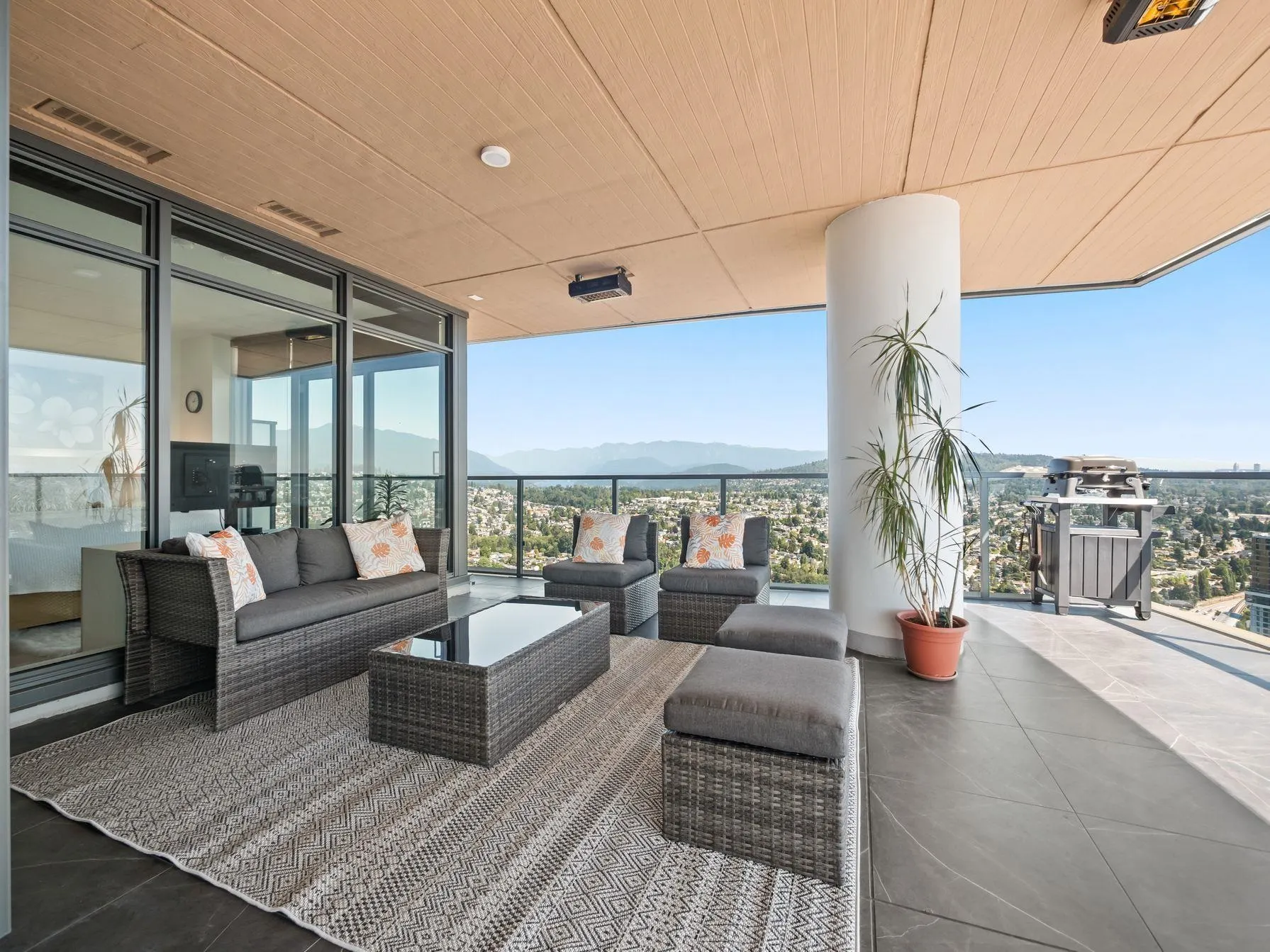 5306 4880 Lougheed Highway