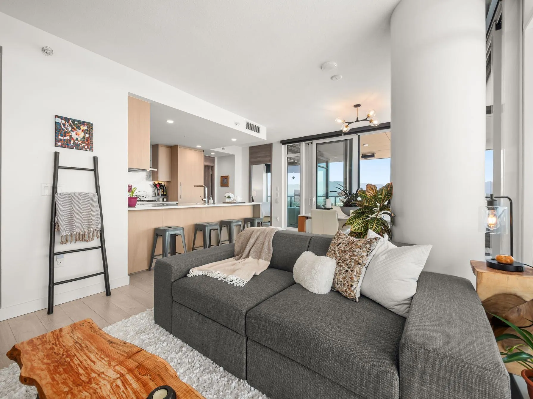 5306 4880 Lougheed Highway