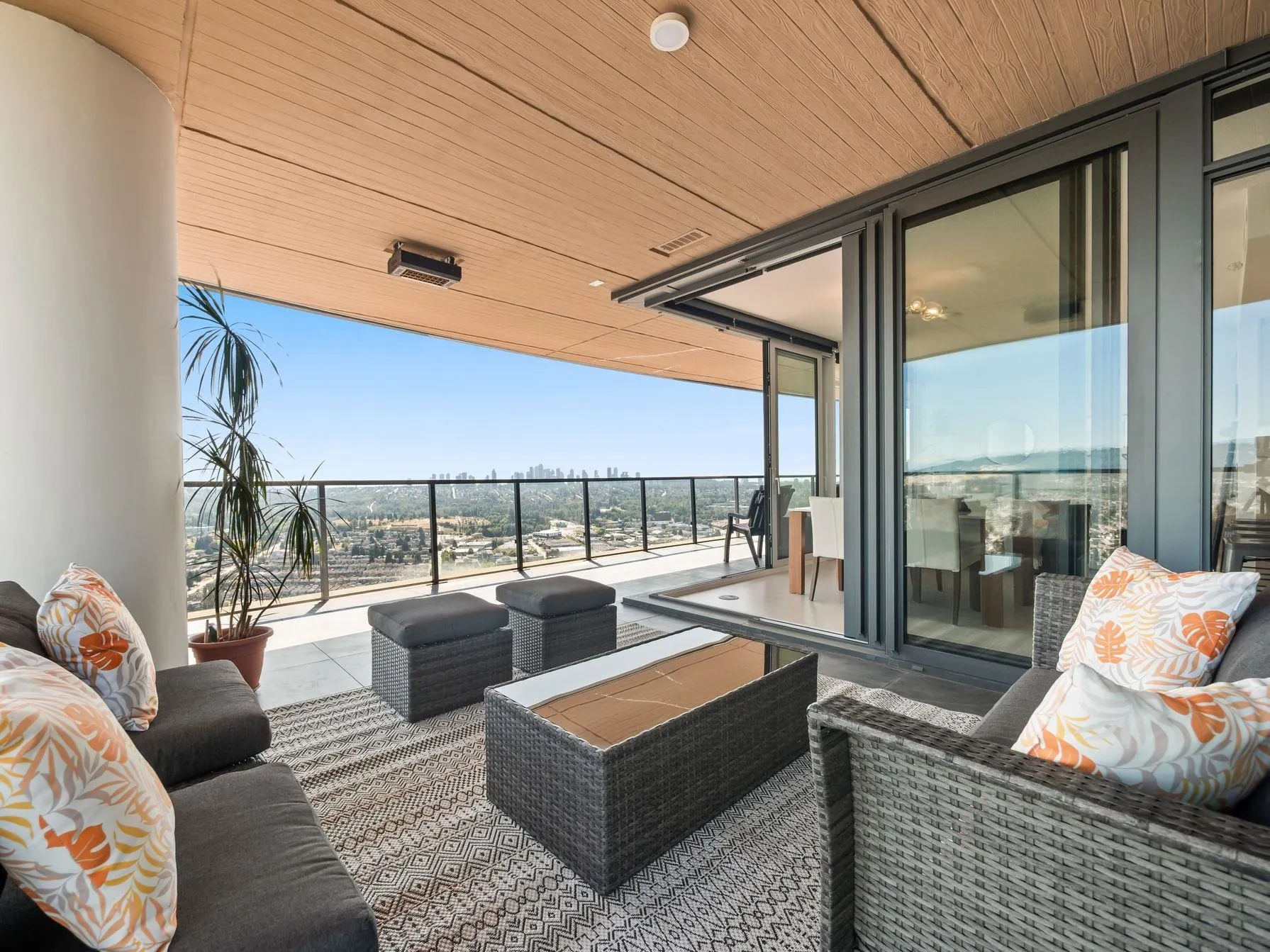 5306 4880 Lougheed Highway