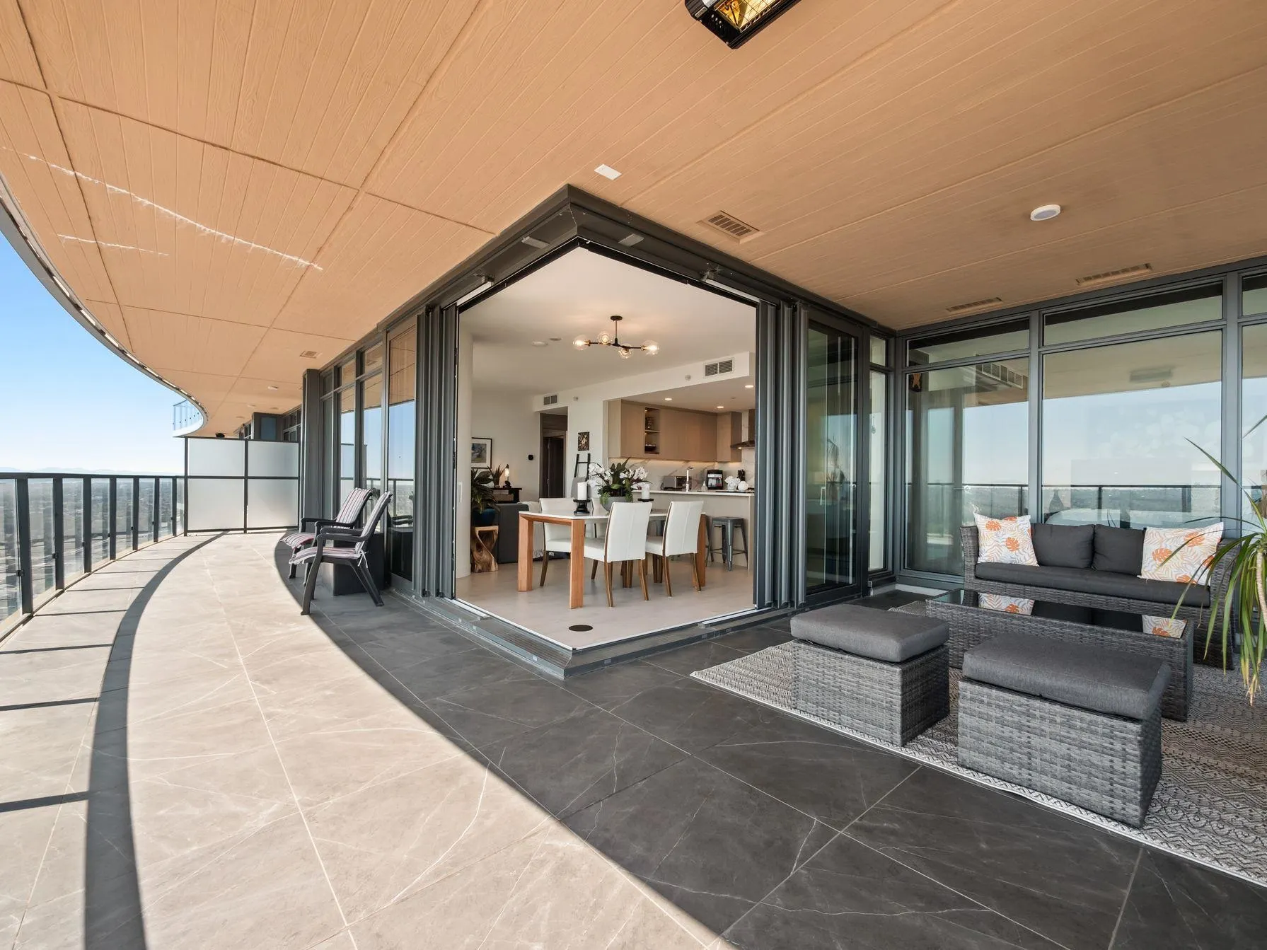 5306 4880 Lougheed Highway