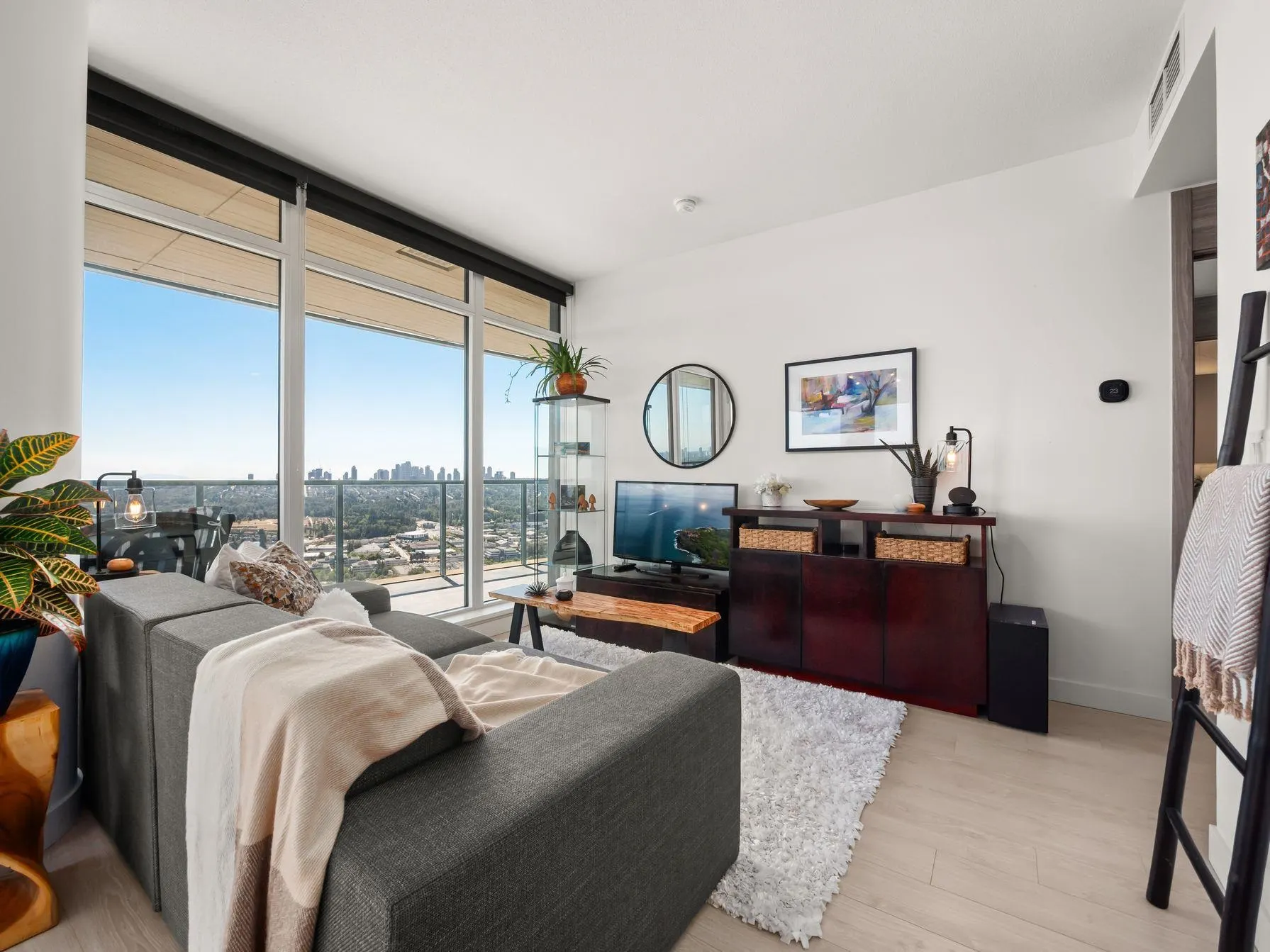 5306 4880 Lougheed Highway