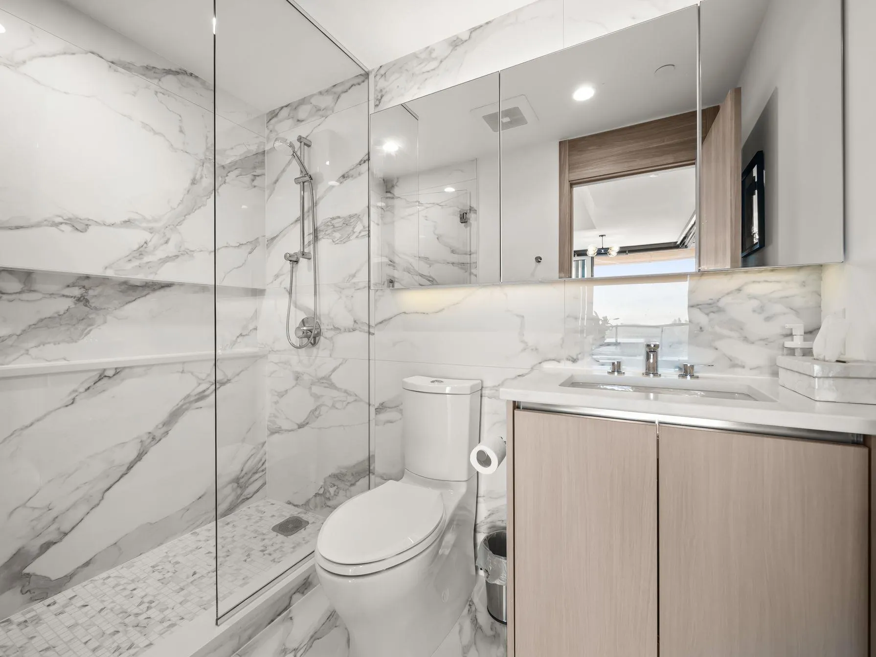 5306 4880 Lougheed Highway