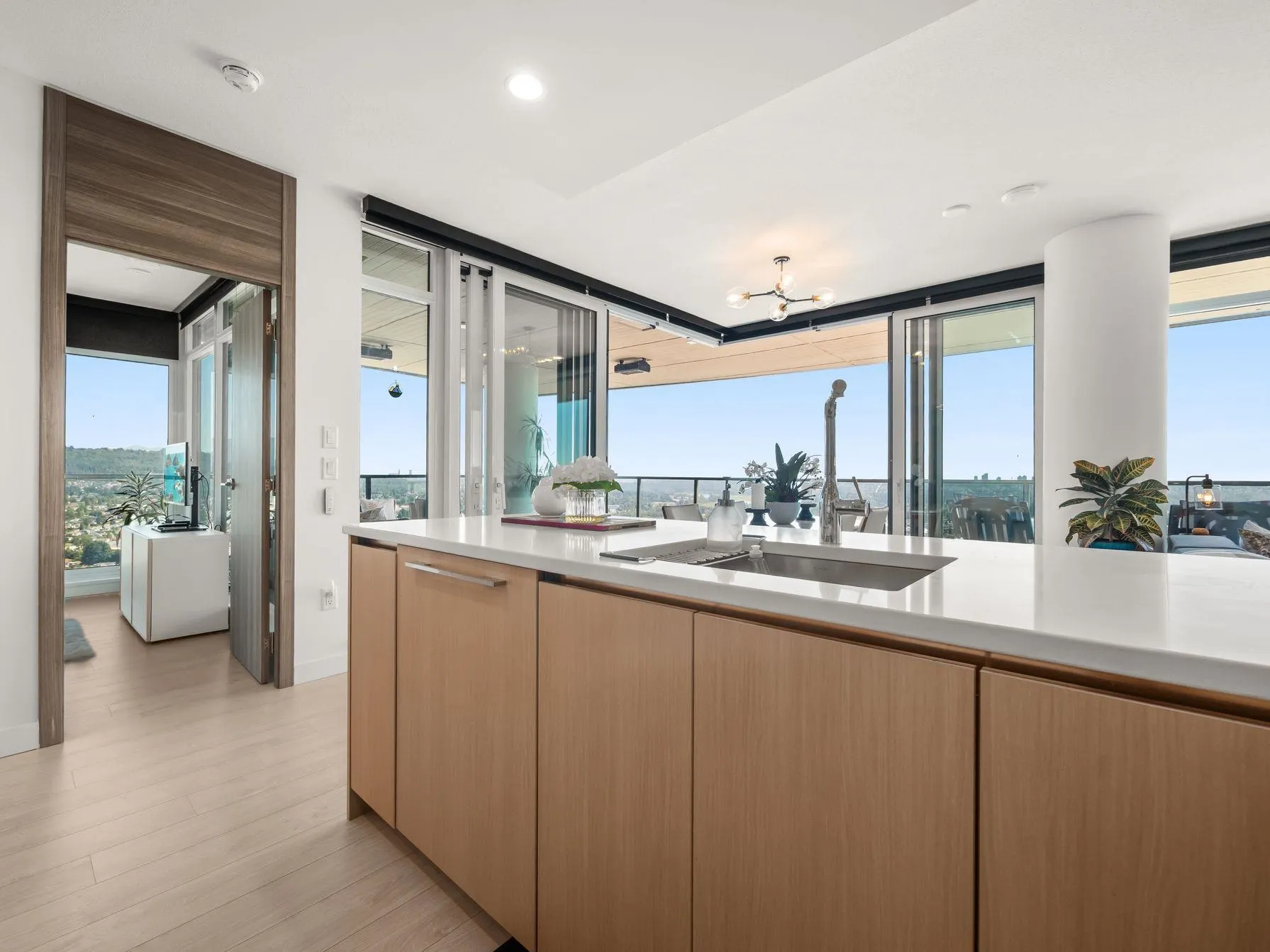 5306 4880 Lougheed Highway