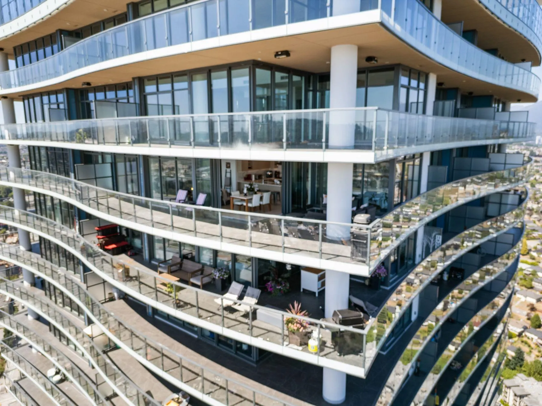 5306 4880 Lougheed Highway