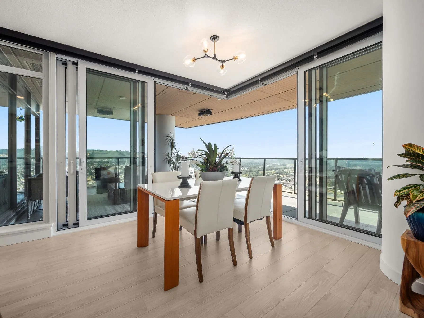 5306 4880 Lougheed Highway