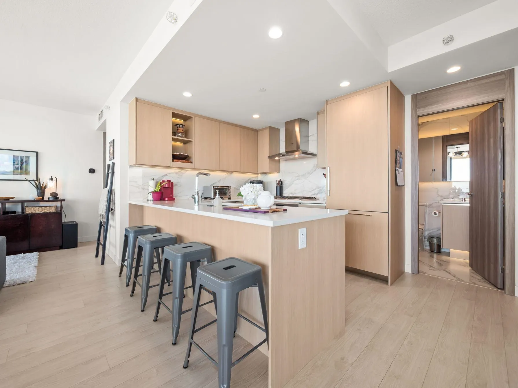 5306 4880 Lougheed Highway