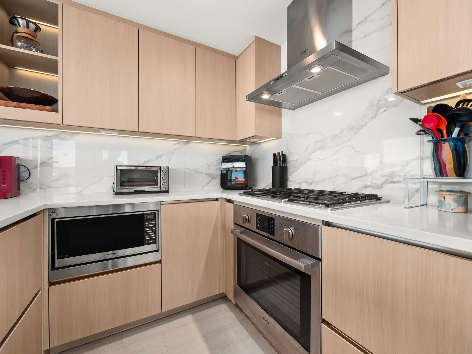 5306 4880 Lougheed Highway