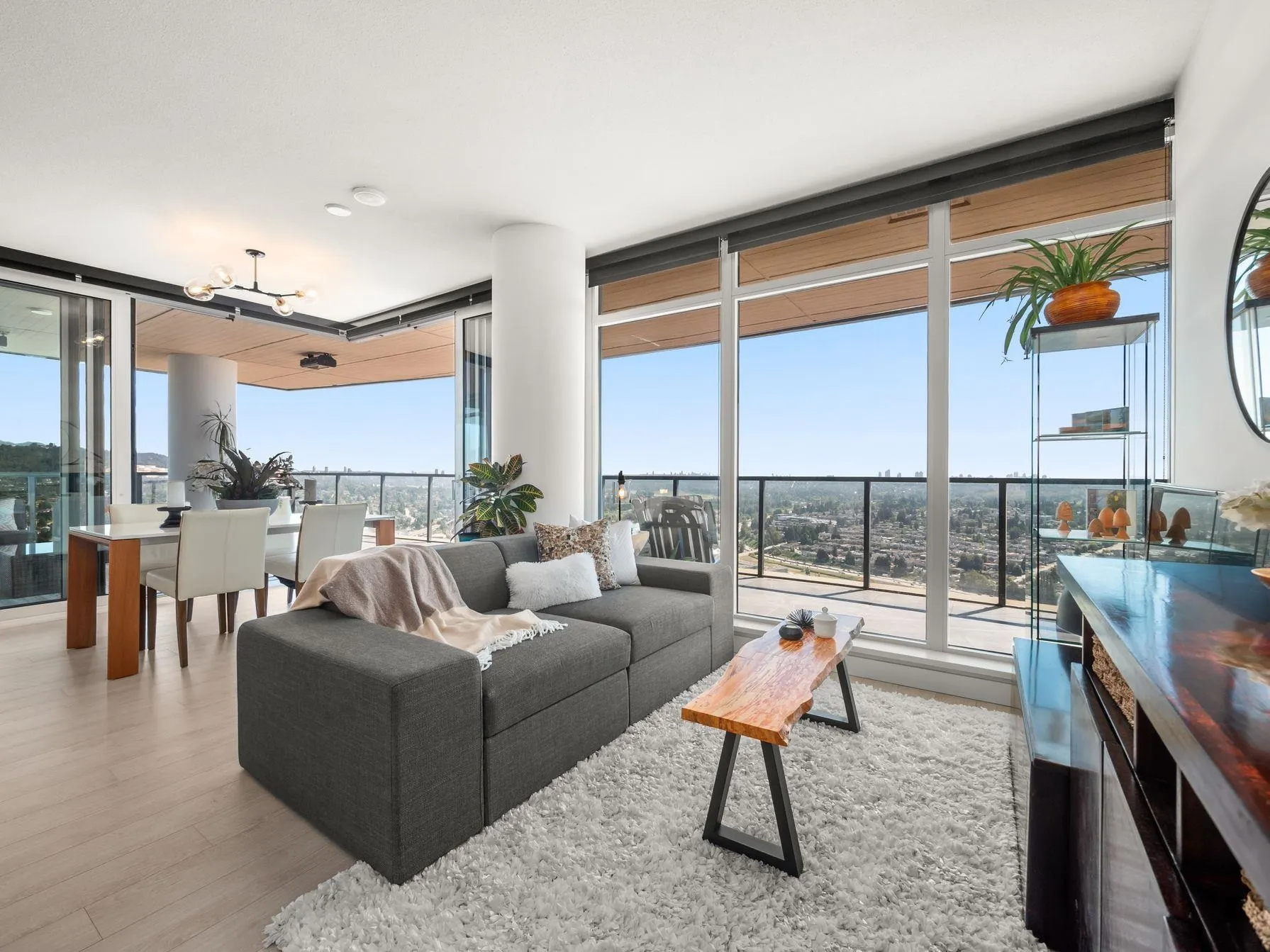 5306 4880 Lougheed Highway