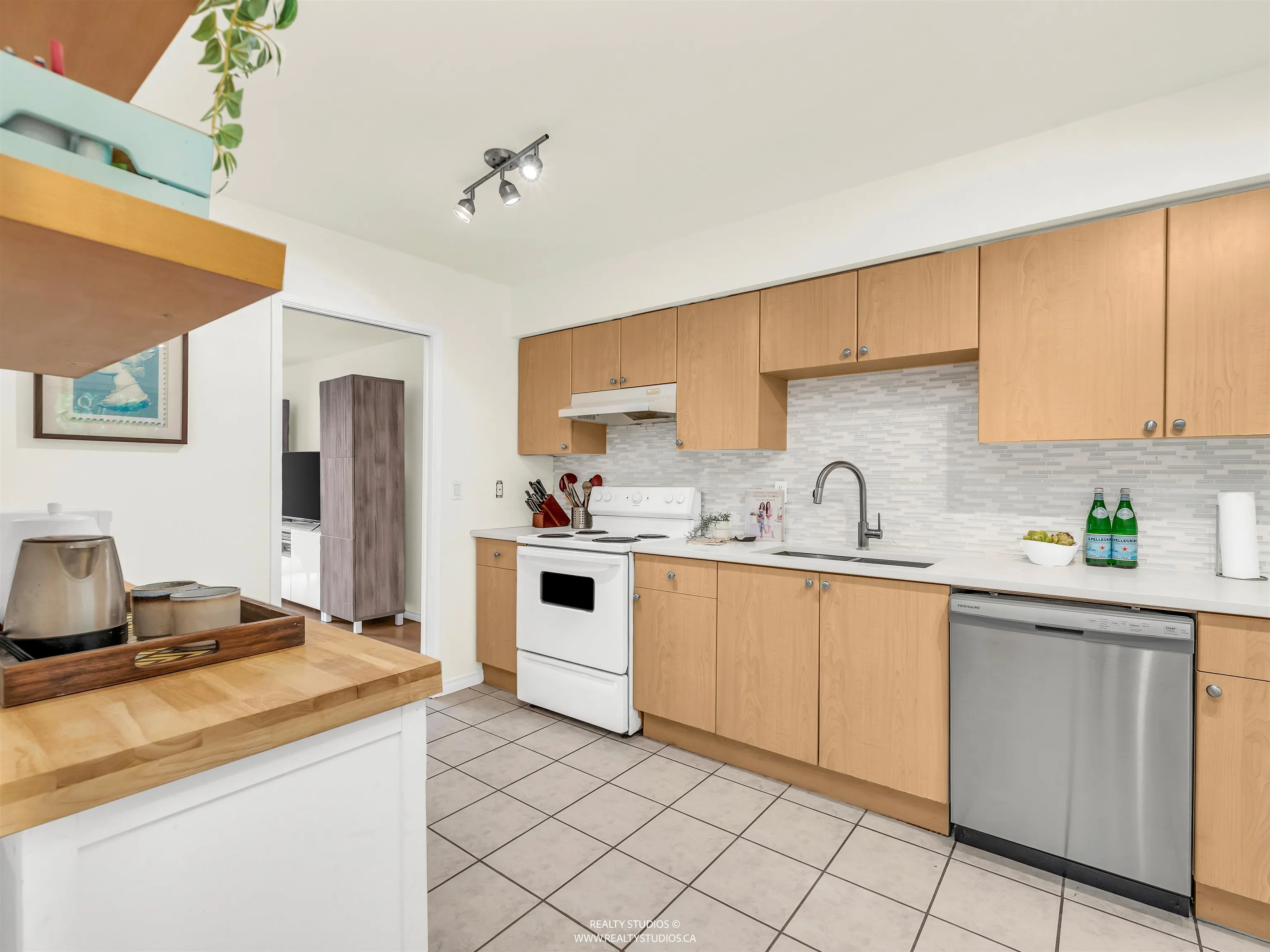 12 1255 E 15th Avenue