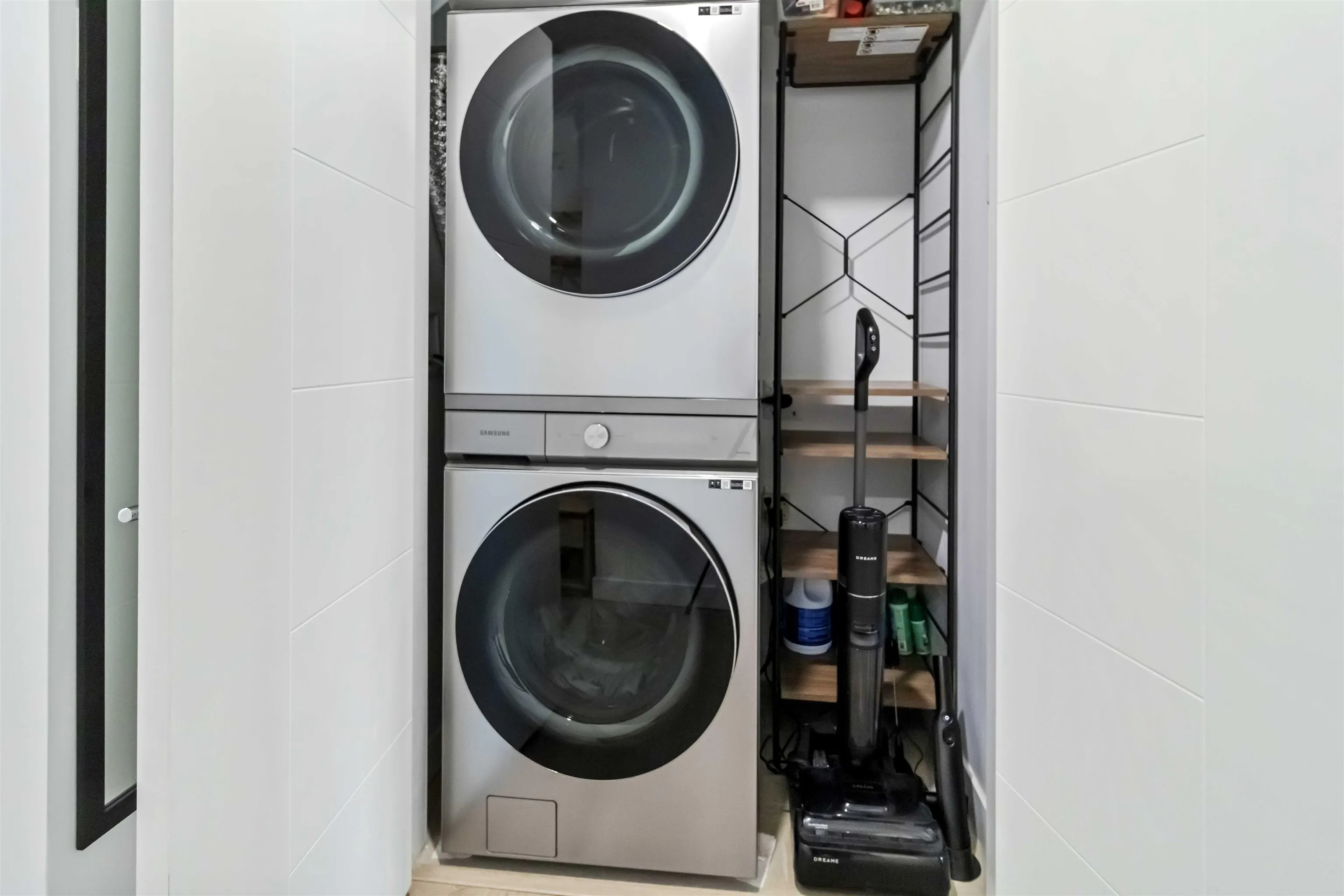 1204 823 Carnarvon Street