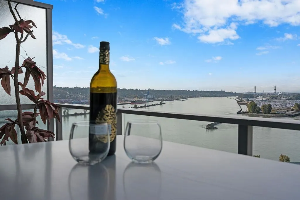 1901 988 Quayside Drive