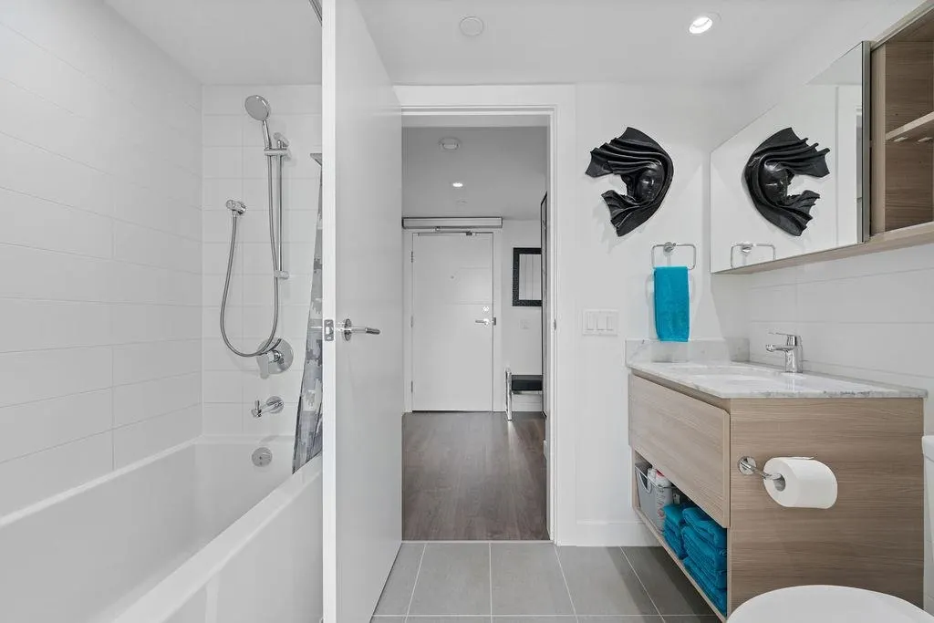 1901 988 Quayside Drive