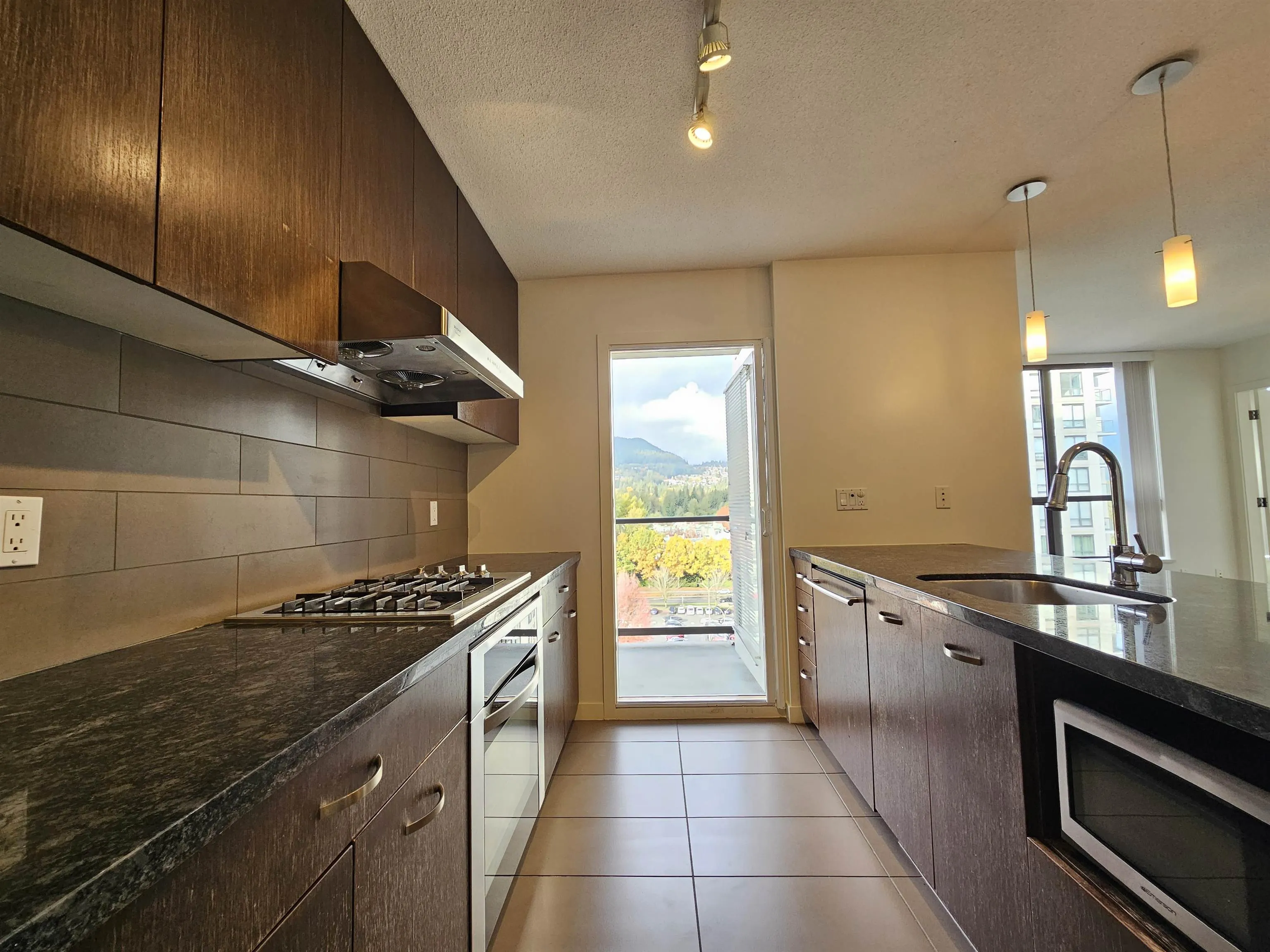 1406 1185 The High Street