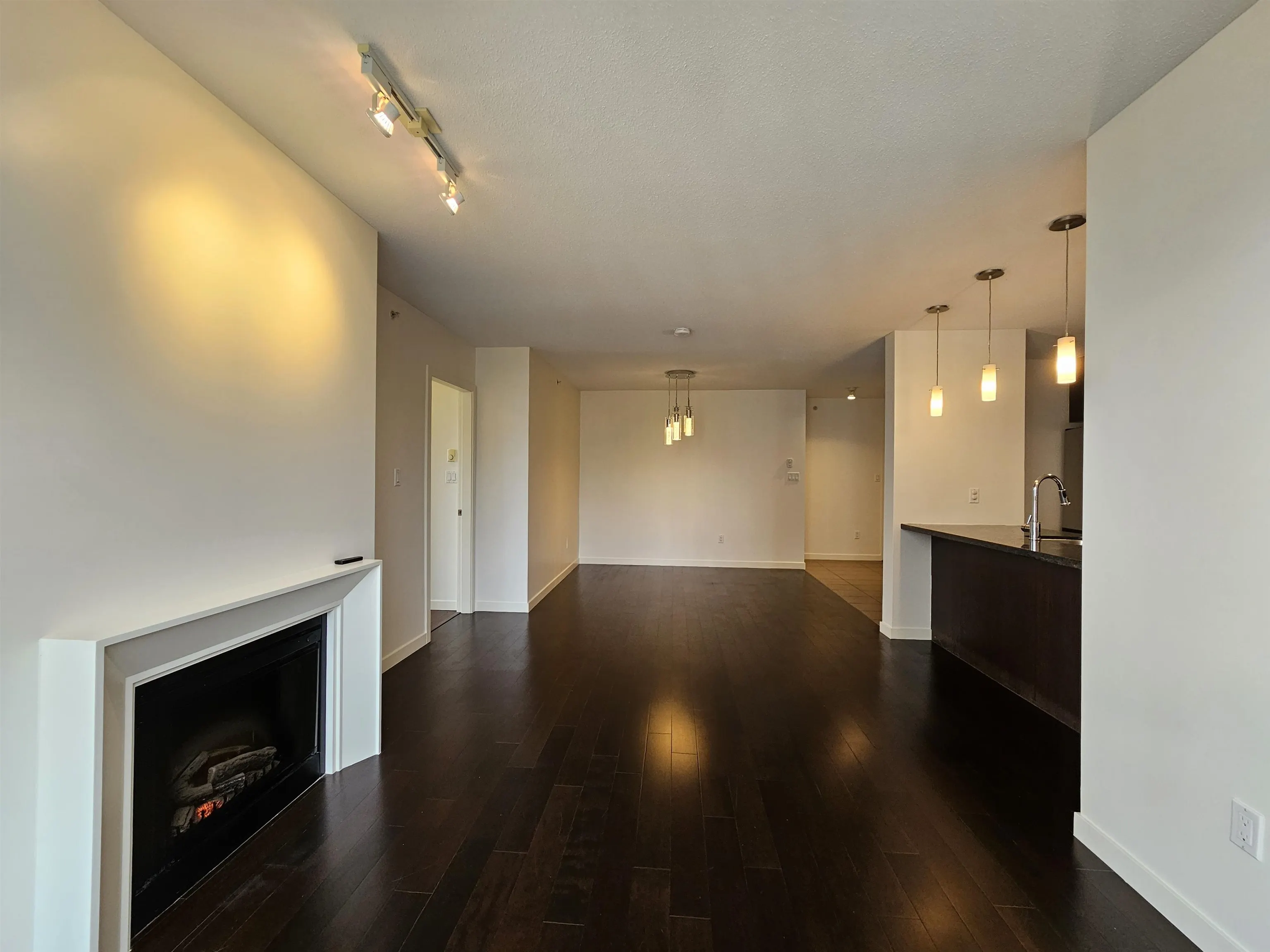 1406 1185 The High Street