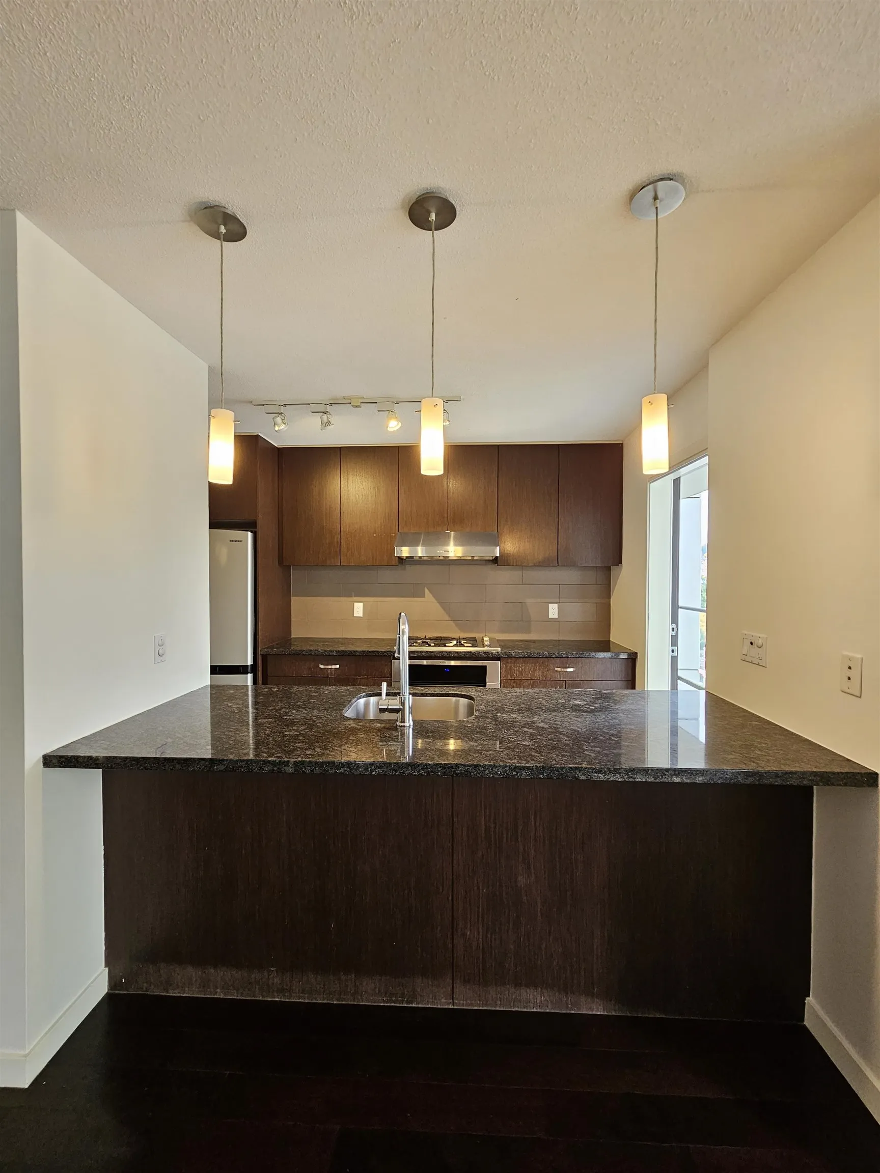 1406 1185 The High Street