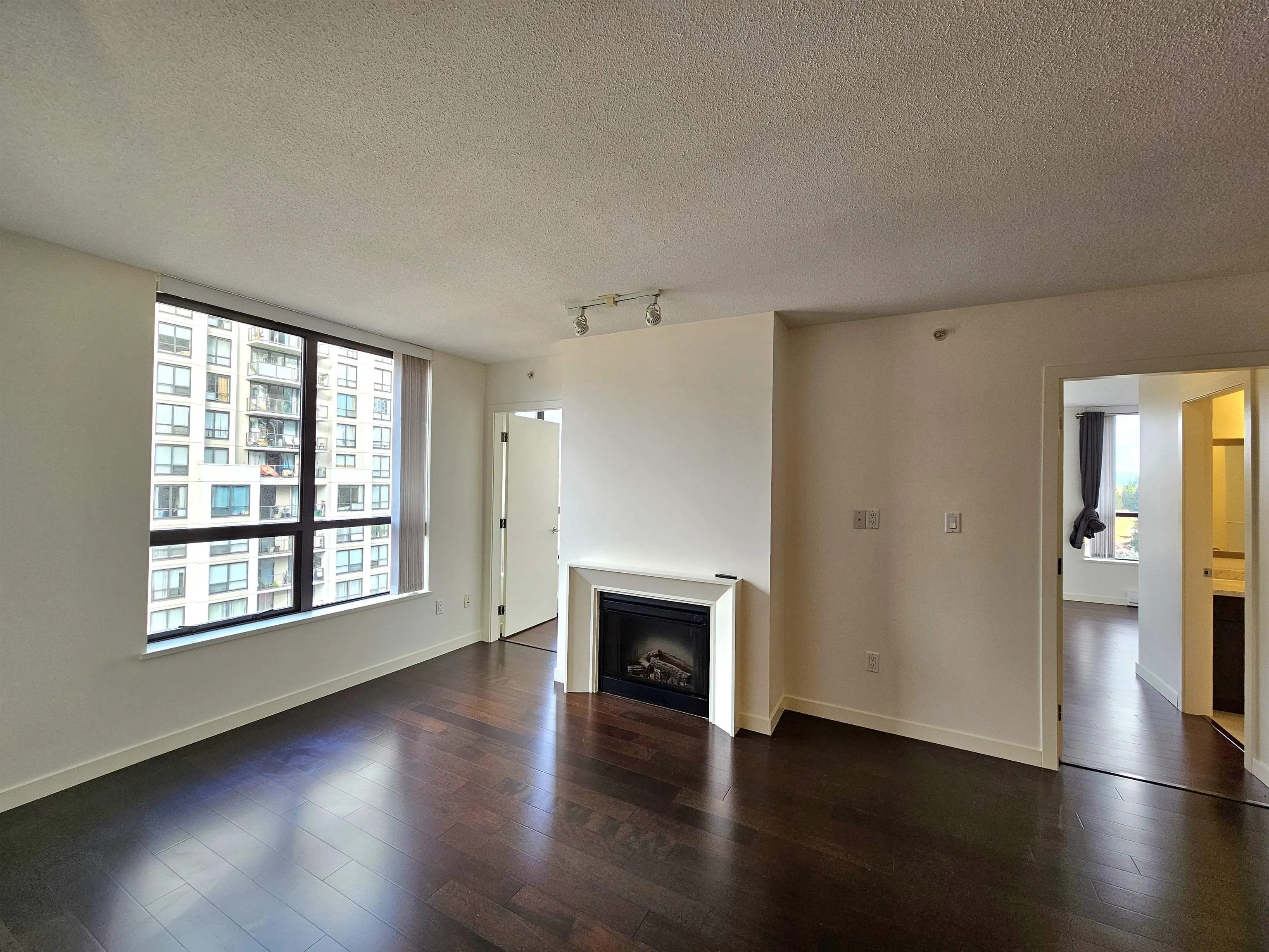 1406 1185 The High Street