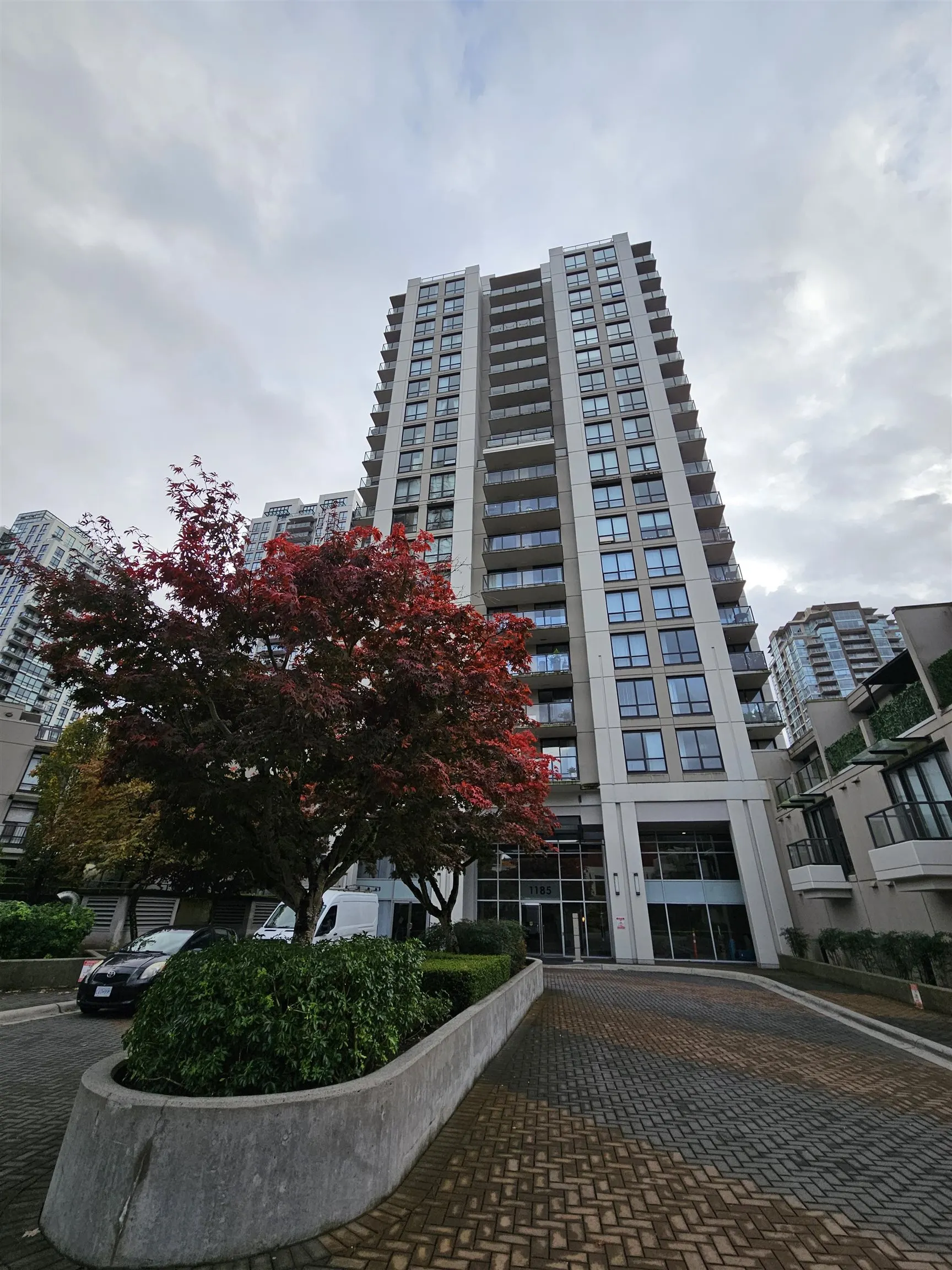 1406 1185 The High Street