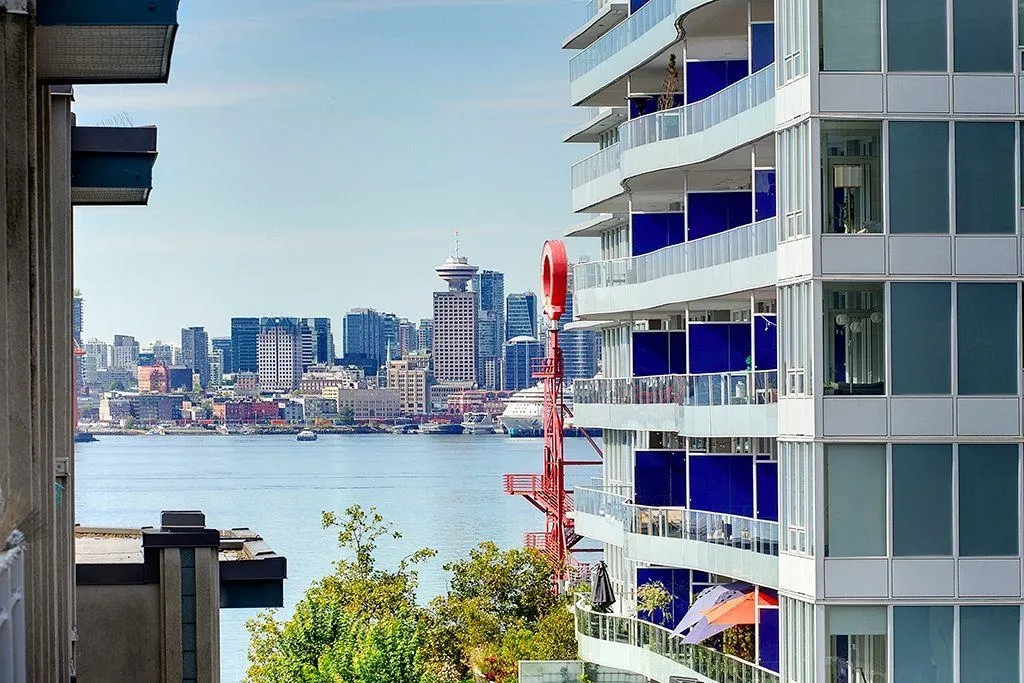 411 108 W Esplanade Avenue