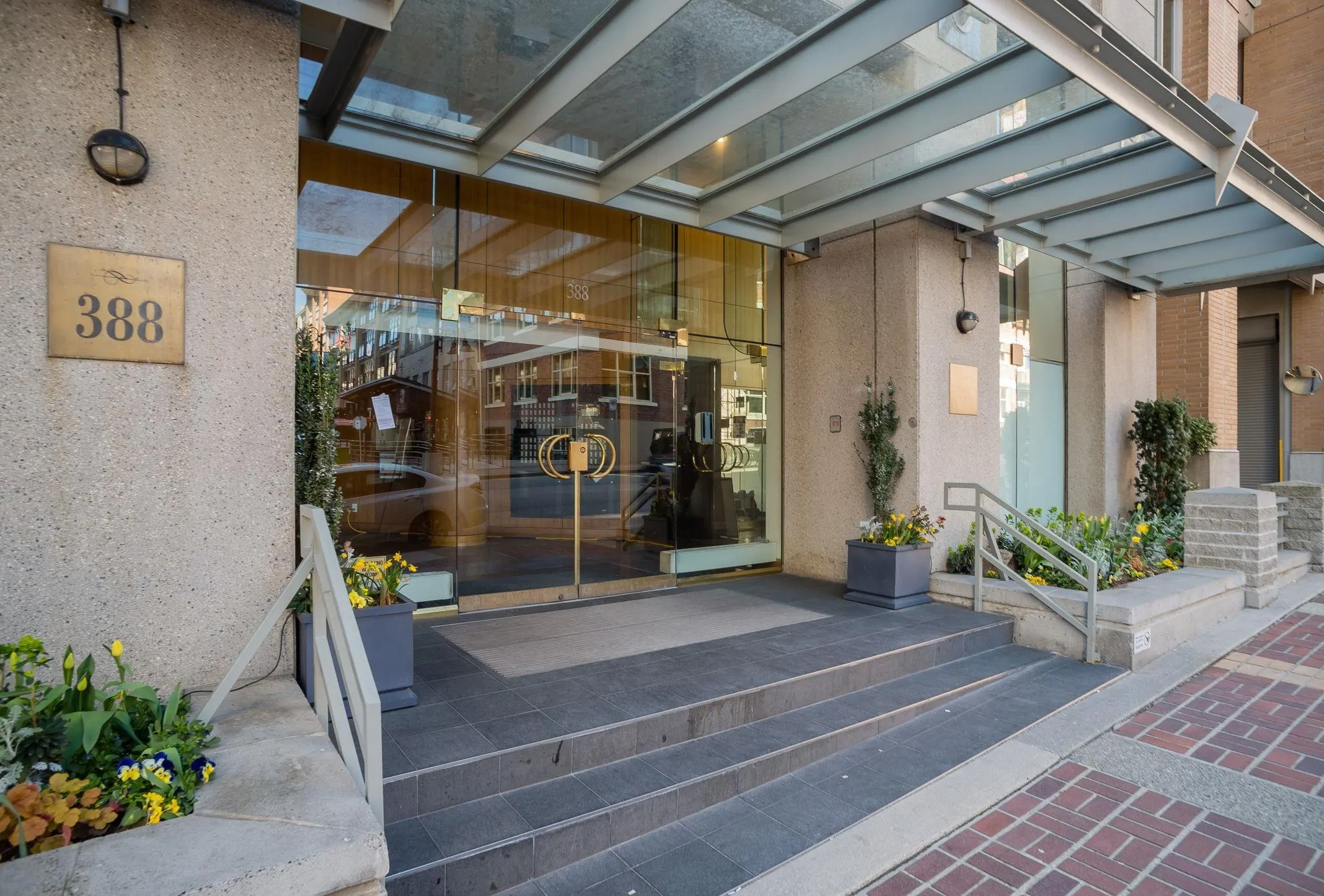 2101 388 Drake Street